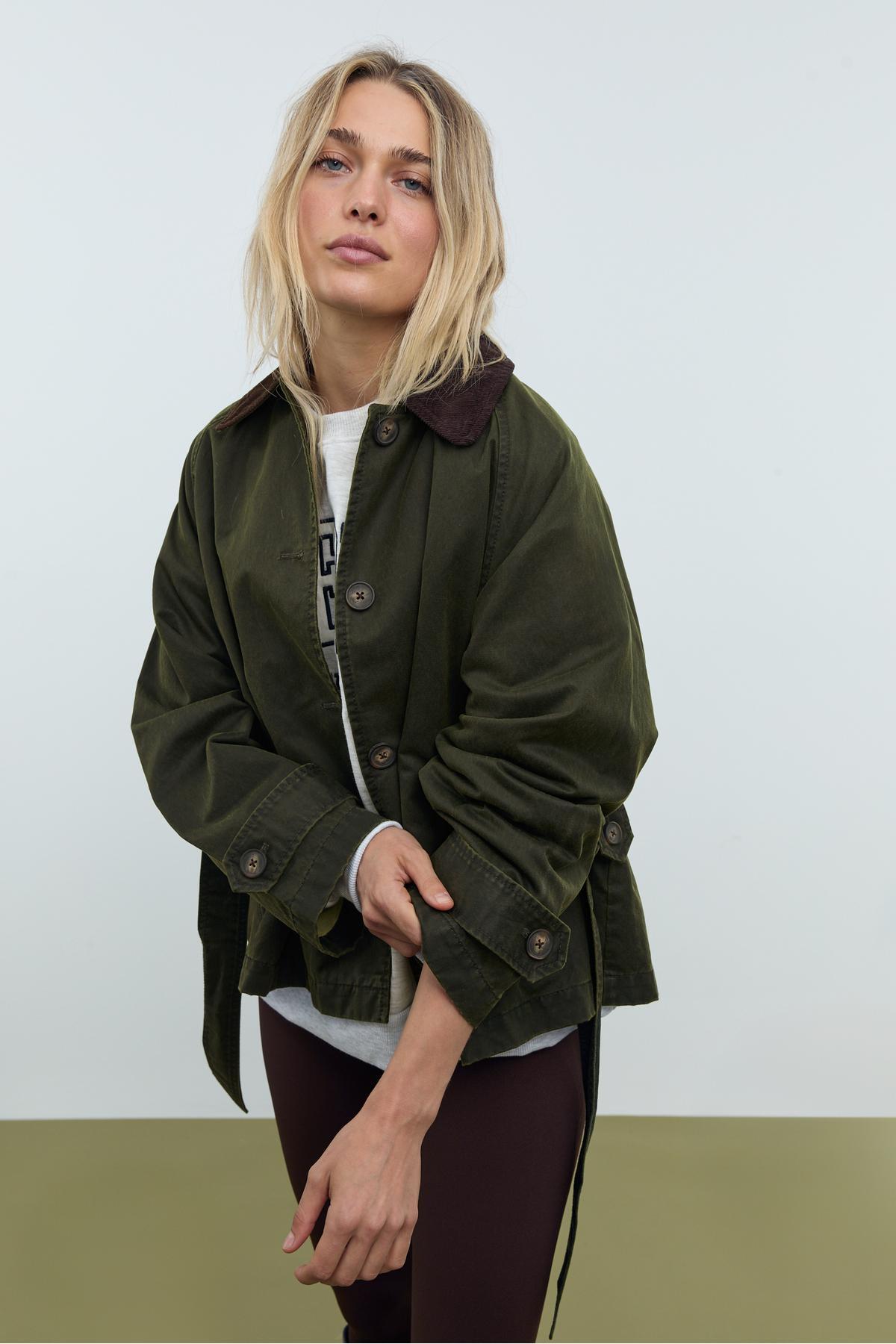 Stradivarius  Kısa Mumlu Görünümlü Kemerli Trençkot - Görsel 2