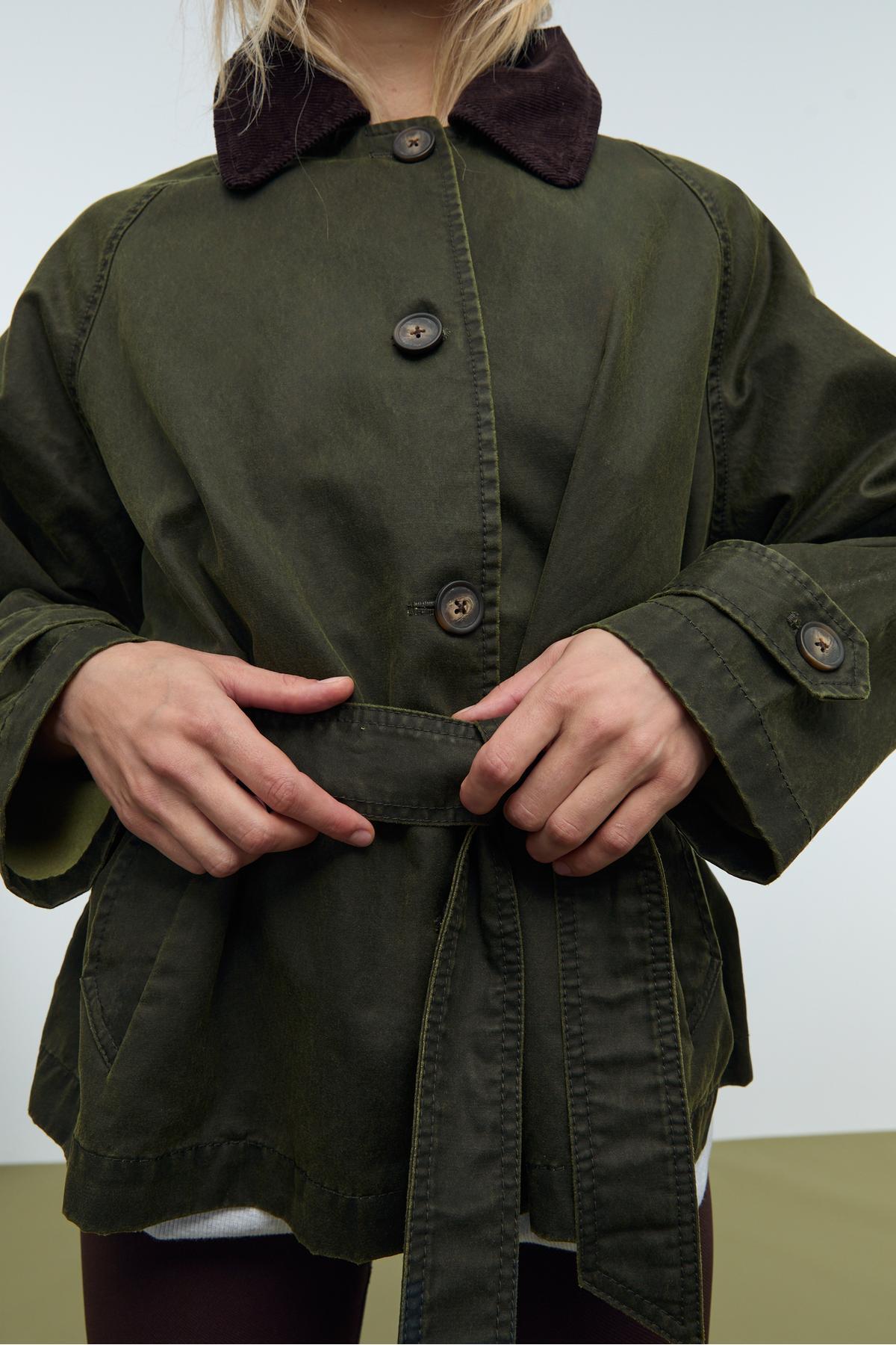 Stradivarius  Kısa Mumlu Görünümlü Kemerli Trençkot