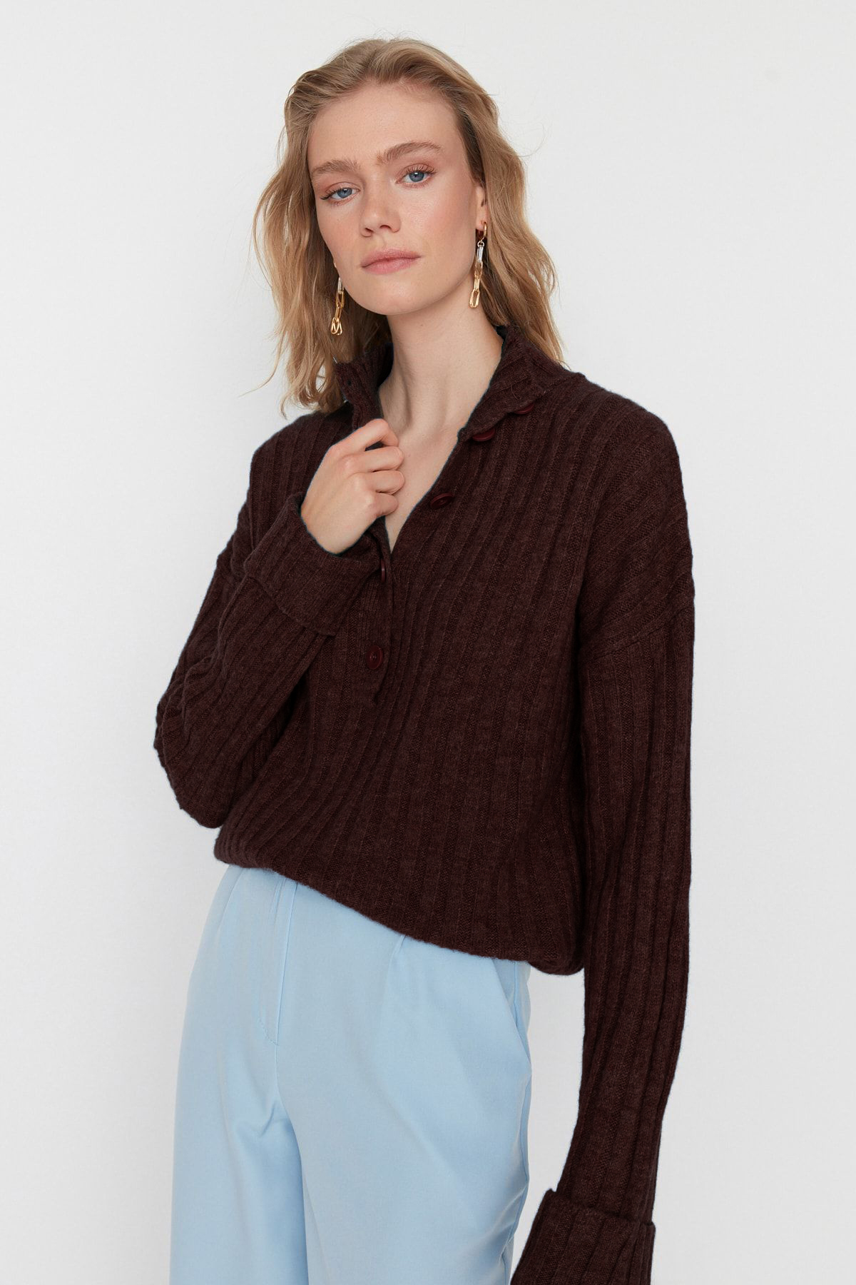 Trendyol Collection Brązowy szeroki wzór miękki teksturowany sweter z kołnier...