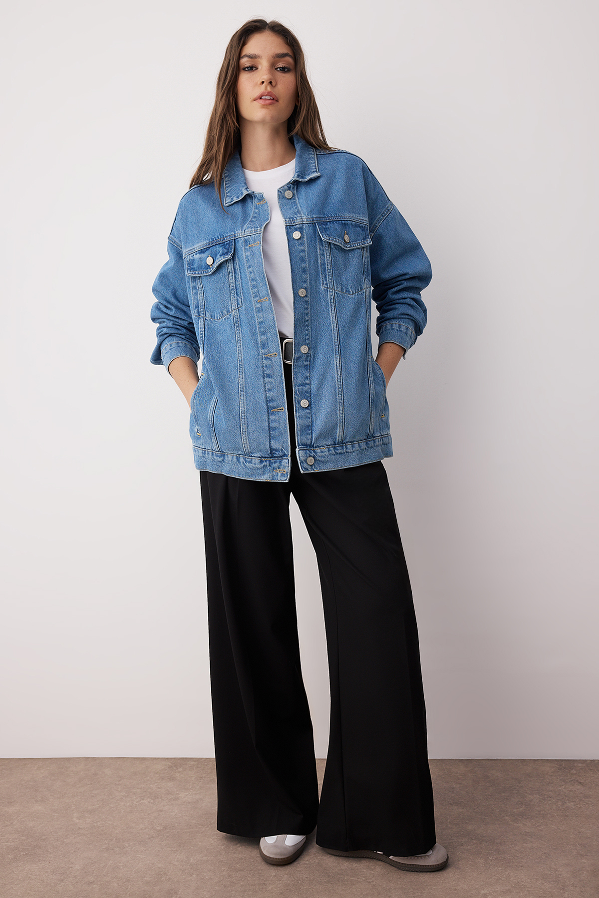 Trendyol Collection Niebieska kurtka dżinsowa oversize typu trucker TWOAW23CE00189