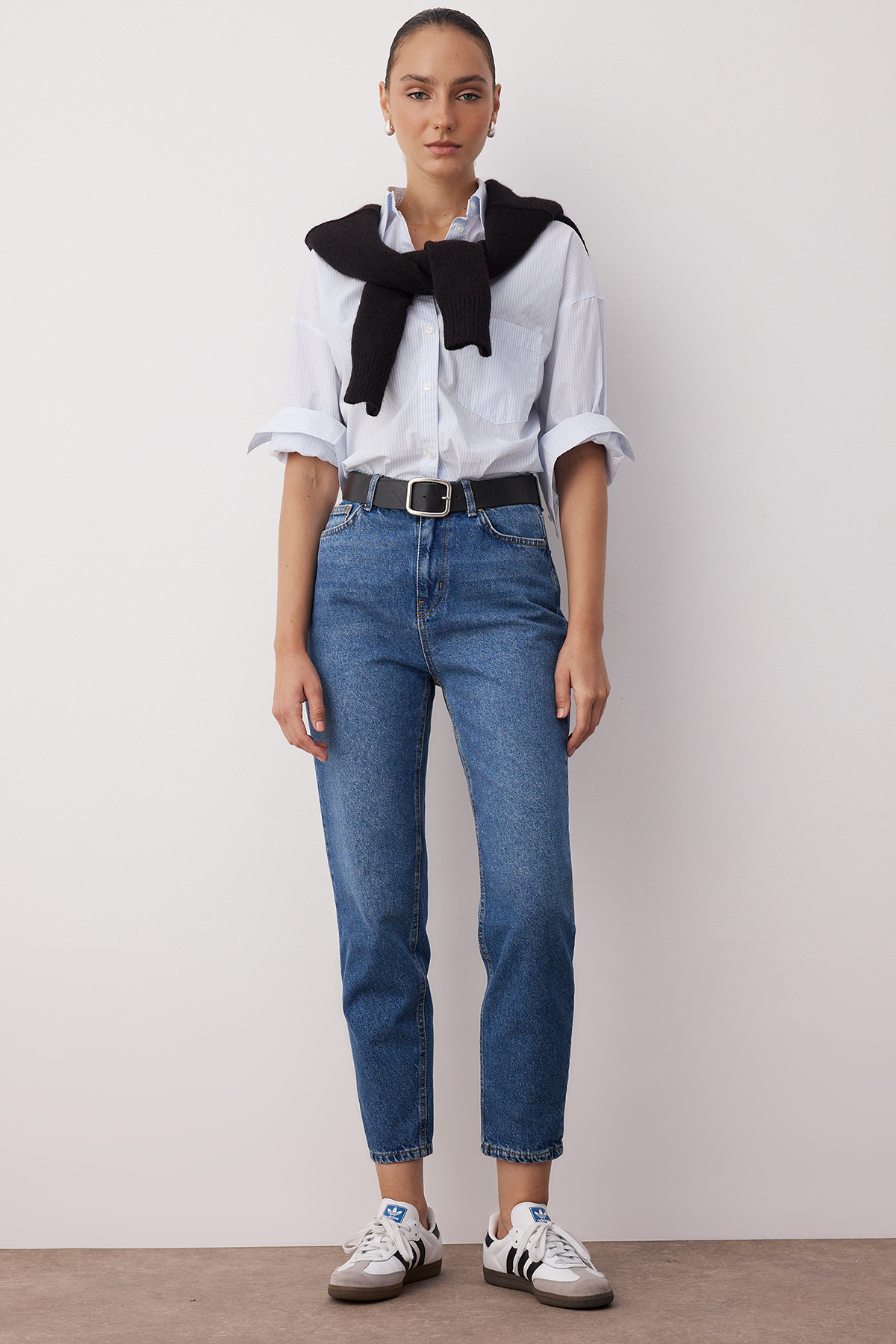 Trendyol Collection Niebieskie dżinsy typu mom z wysokim stanem TWOSS23JE00085