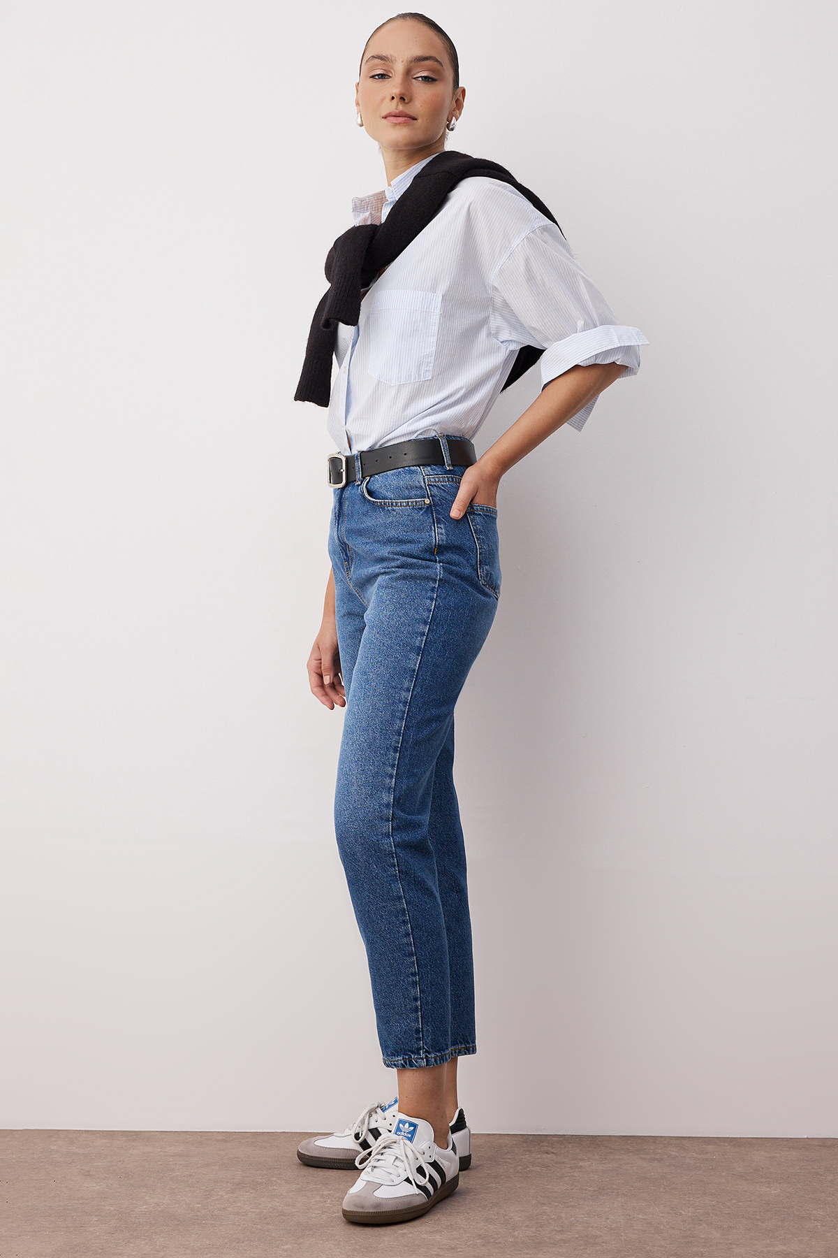 Trendyol Collection Blugi mom cu talie înaltă albastri TWOSS23JE00085