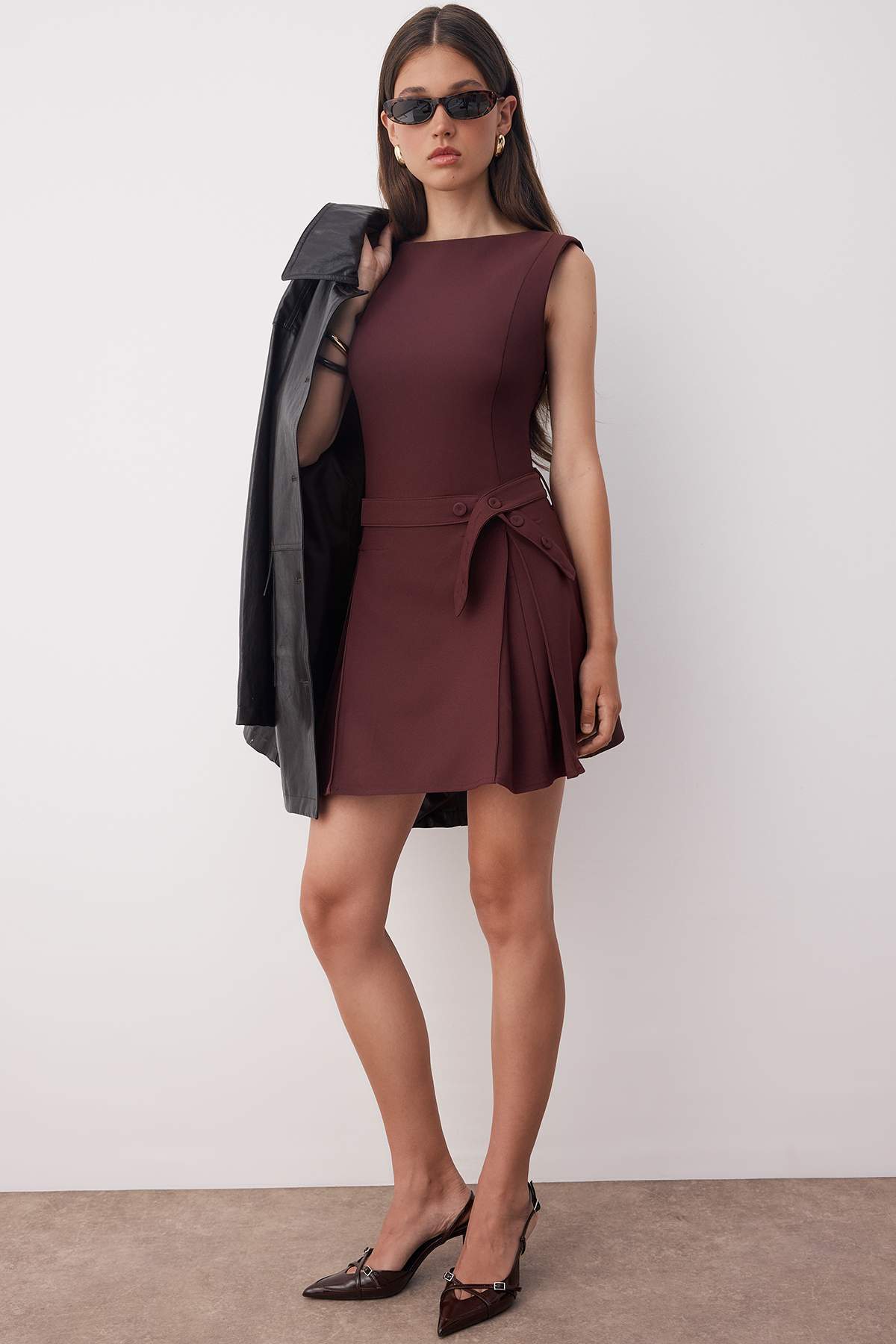 Trendyolmilla  Özel Koleksiyon Kahverengi Kemeri Pileli Mini Dokuma Elbise TWOAW26EL00079 - Görsel 5