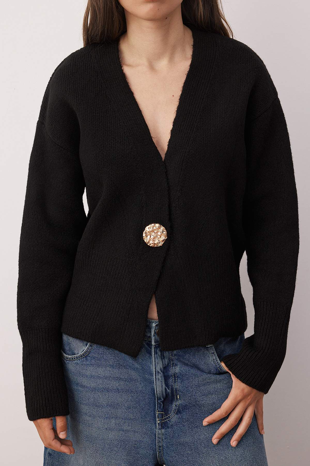 Trendyolmilla  Siyah Yumuşak Dokulu Düğme Detaylı Triko Hırka TWOAW26HI00212 - Görsel 3