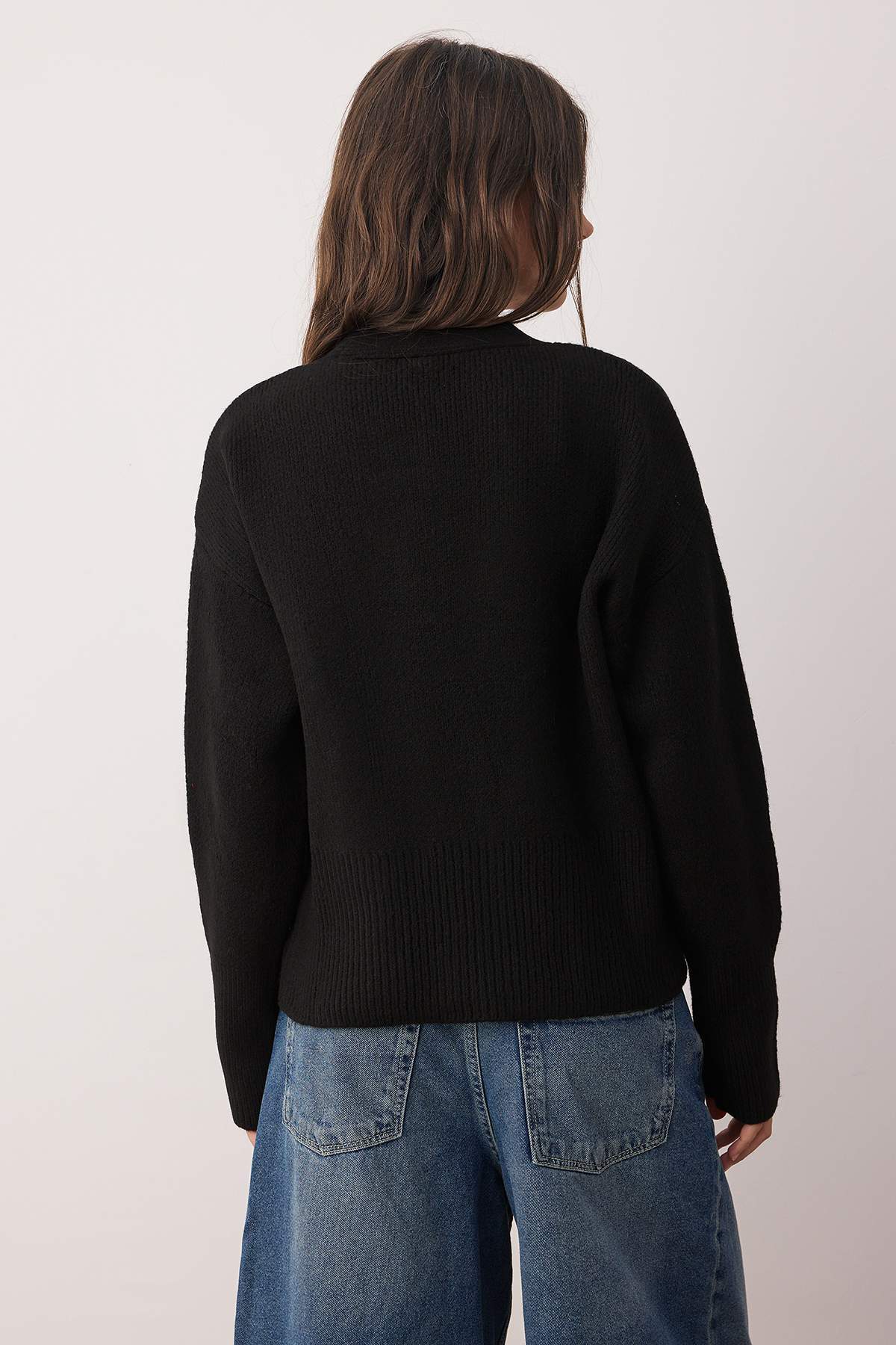 Trendyolmilla  Siyah Yumuşak Dokulu Düğme Detaylı Triko Hırka TWOAW26HI00212 - Görsel 4