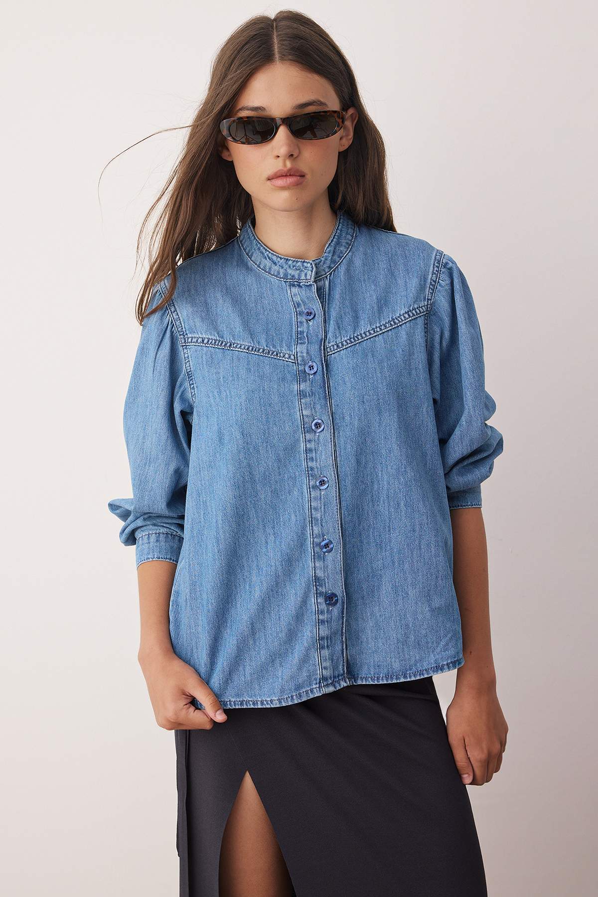 Trendyolmilla  Koyu Mavi Dikiş Detaylı Dik Yaka Denim Gömlek TWOAW26GO00016 - Görsel 2