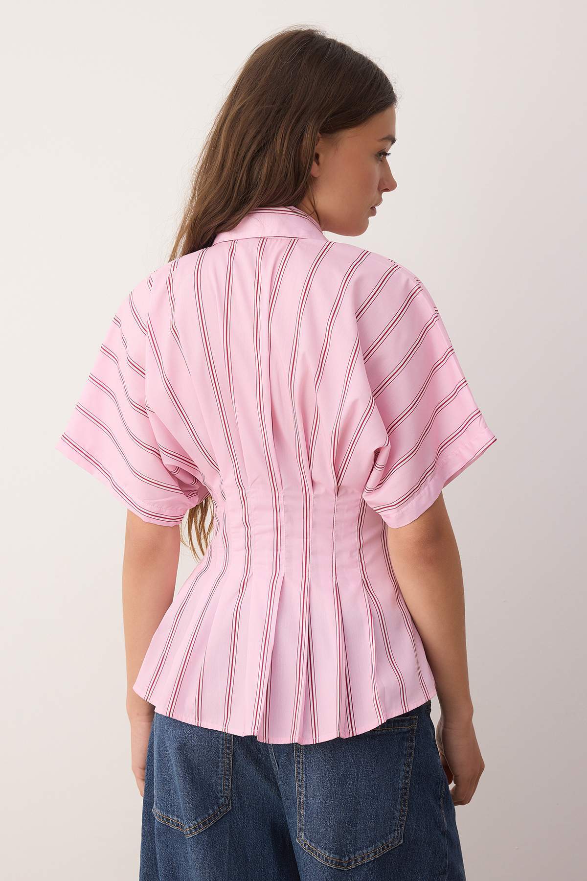 Trendyolmilla  Pembe-Çok Renkli Bele Oturan Çizgili Gömlek TWOAW26GO00030 - Görsel 4