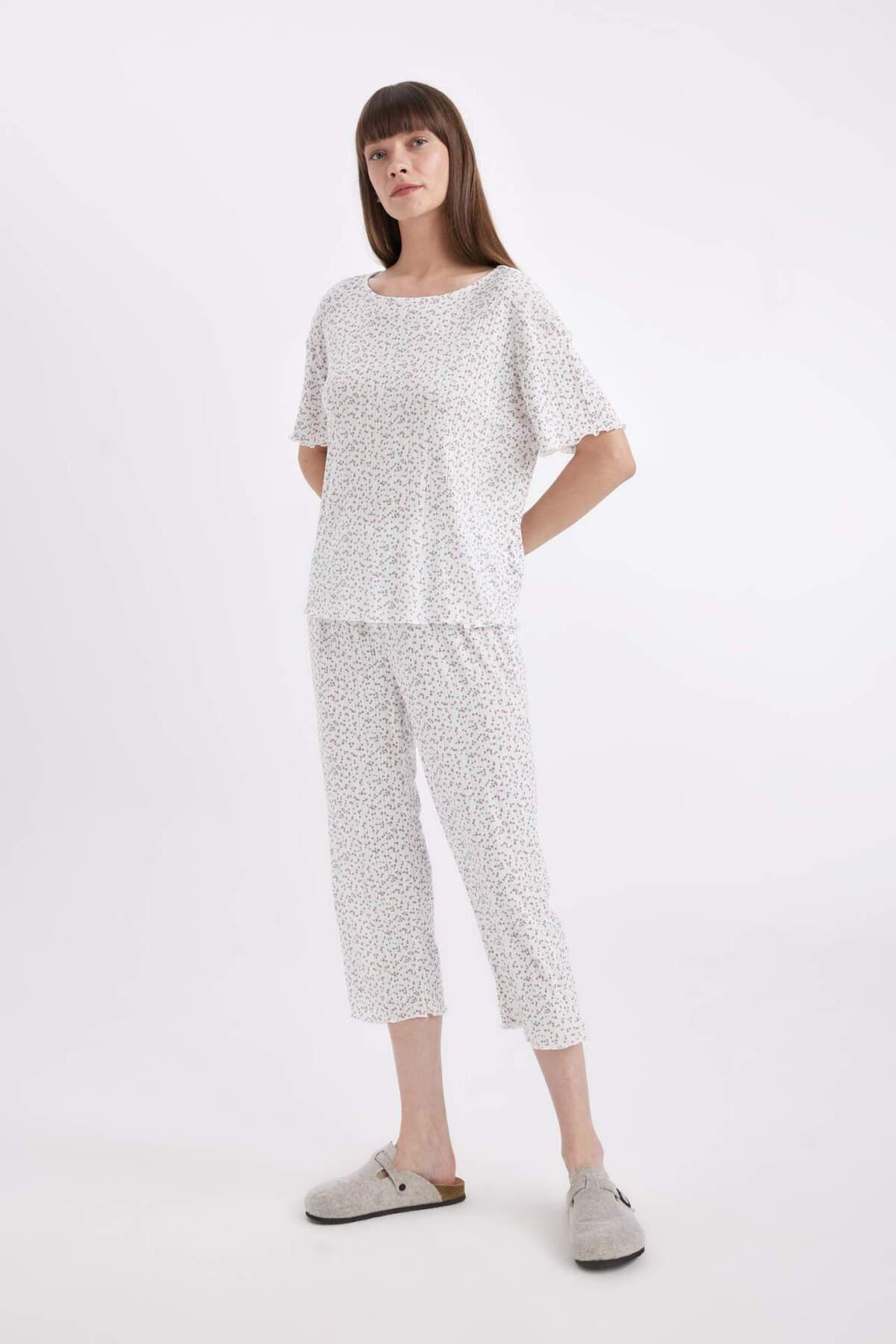 DeFacto-Set pijamale Regular Fit Top cu mâneci scurte cu imprimeu Capri Bottom-Fall in Love D1537AX24SM 3
