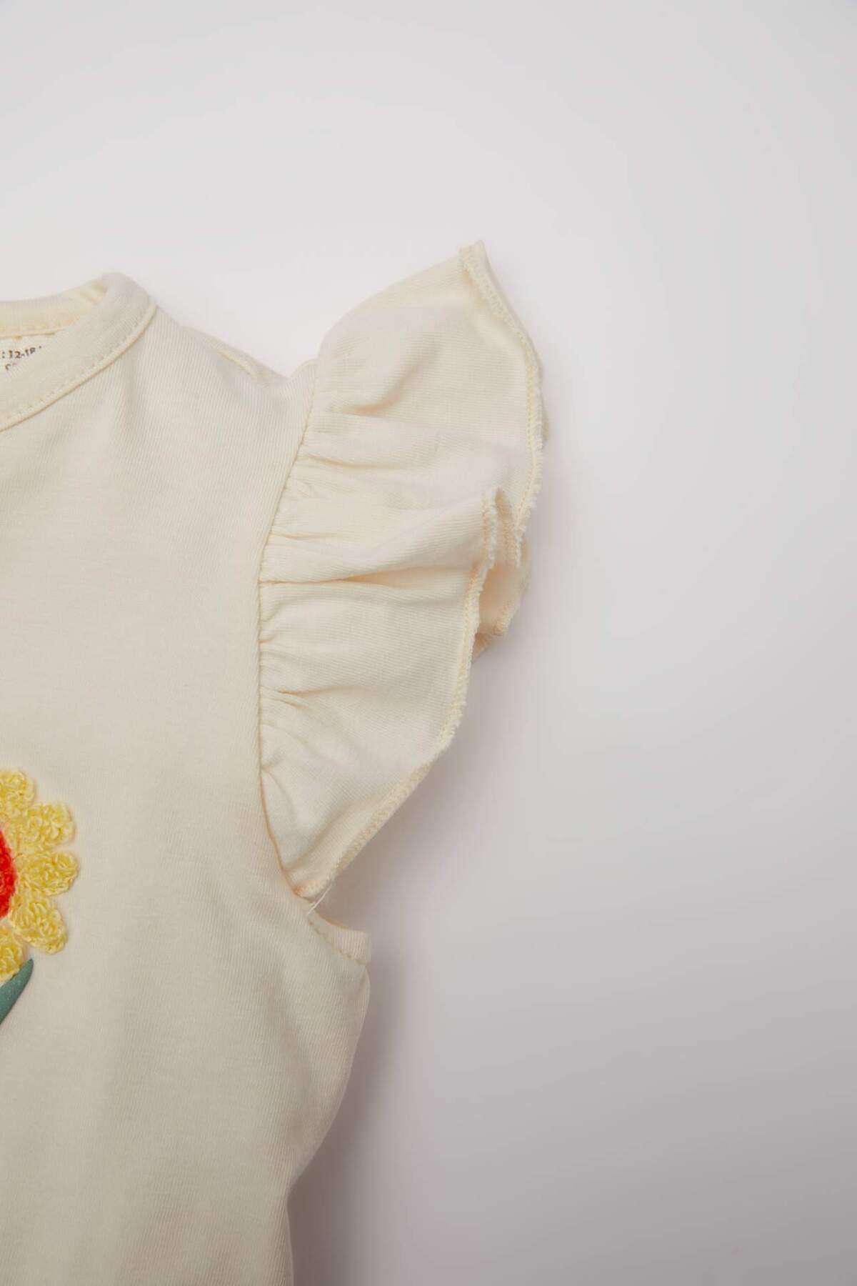 DeFacto-3-teiliges Set für Babys, Mädchen, Rundhalsausschnitt, bedruckt, ärmelloses T-Shirt, karierte Crinkle-Shorts, Haarband C8817A524SM 4