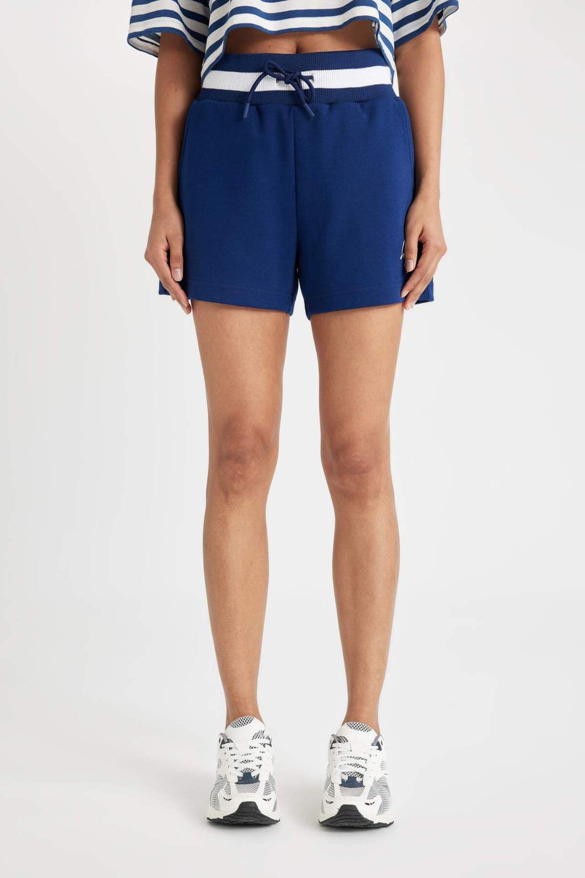 DeFacto-DeFactoFit Standard Fit bedruckte Sports-Shorts aus schwerem Stoff mit kurzen Beinen C5836AX24SM 5