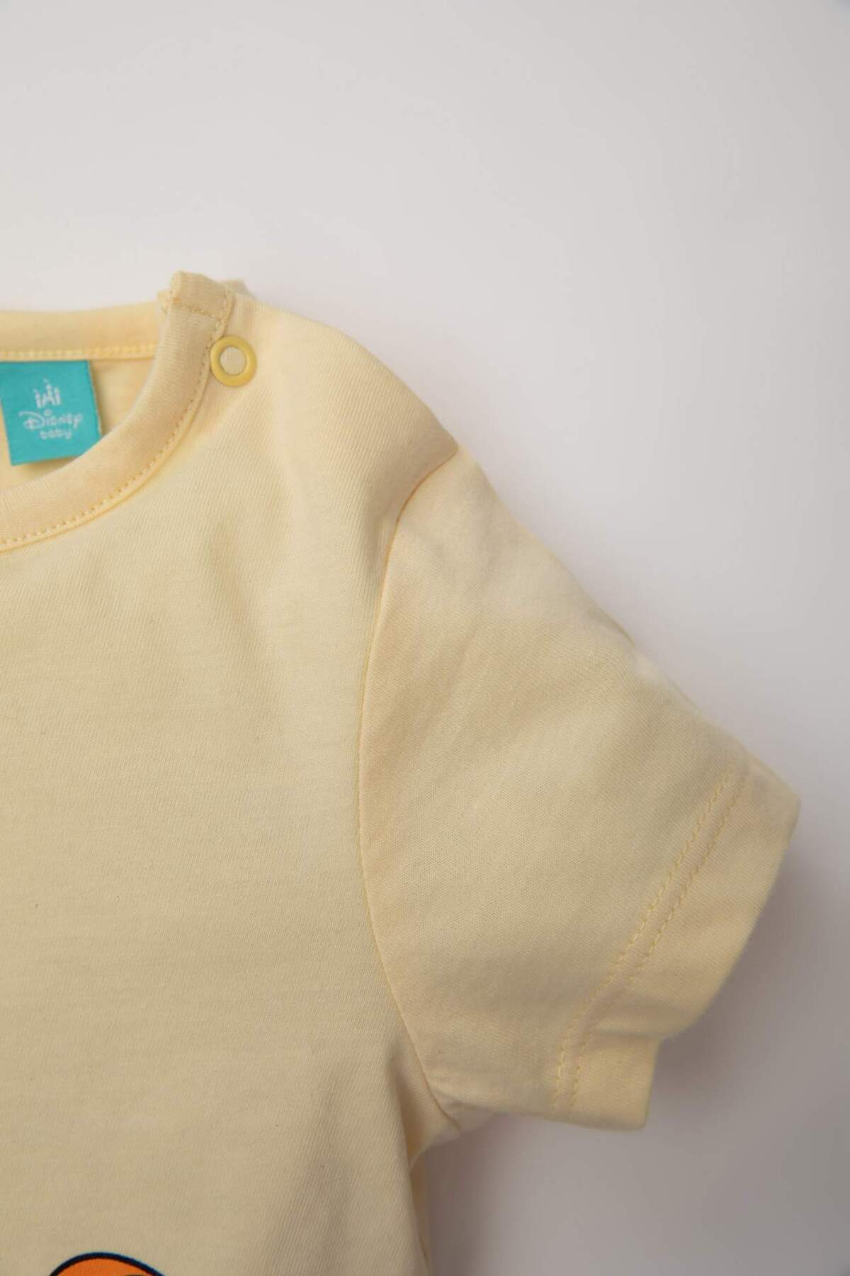 Defacto Erkek Bebek 2li Takım Disney Winnie The Pooh Penye Kısa Kollu Tişört Şort C2753A524SM fotoğrafı 4 (önizleme)