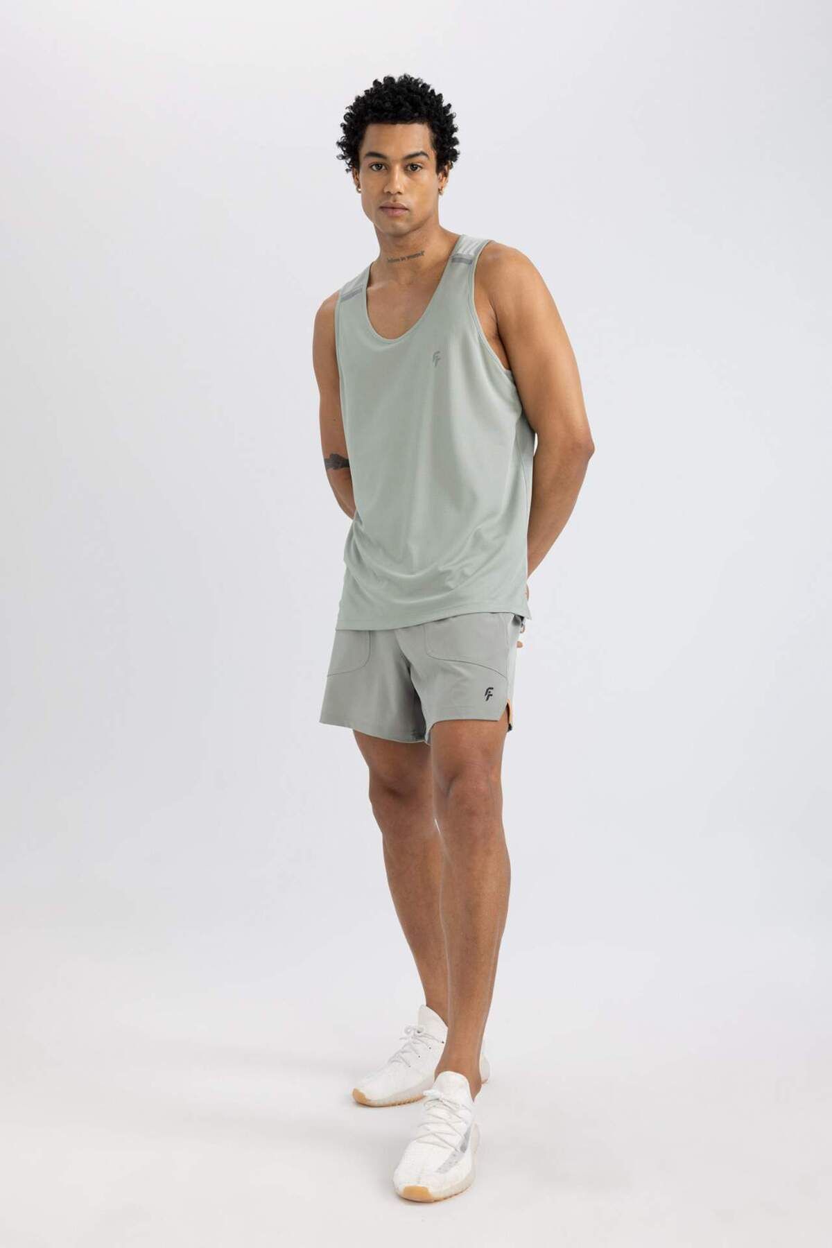 DeFacto-DeFactoFit Standard Fit Crew Neck Heavy Fabric Undershirt B5138AX24SP 2