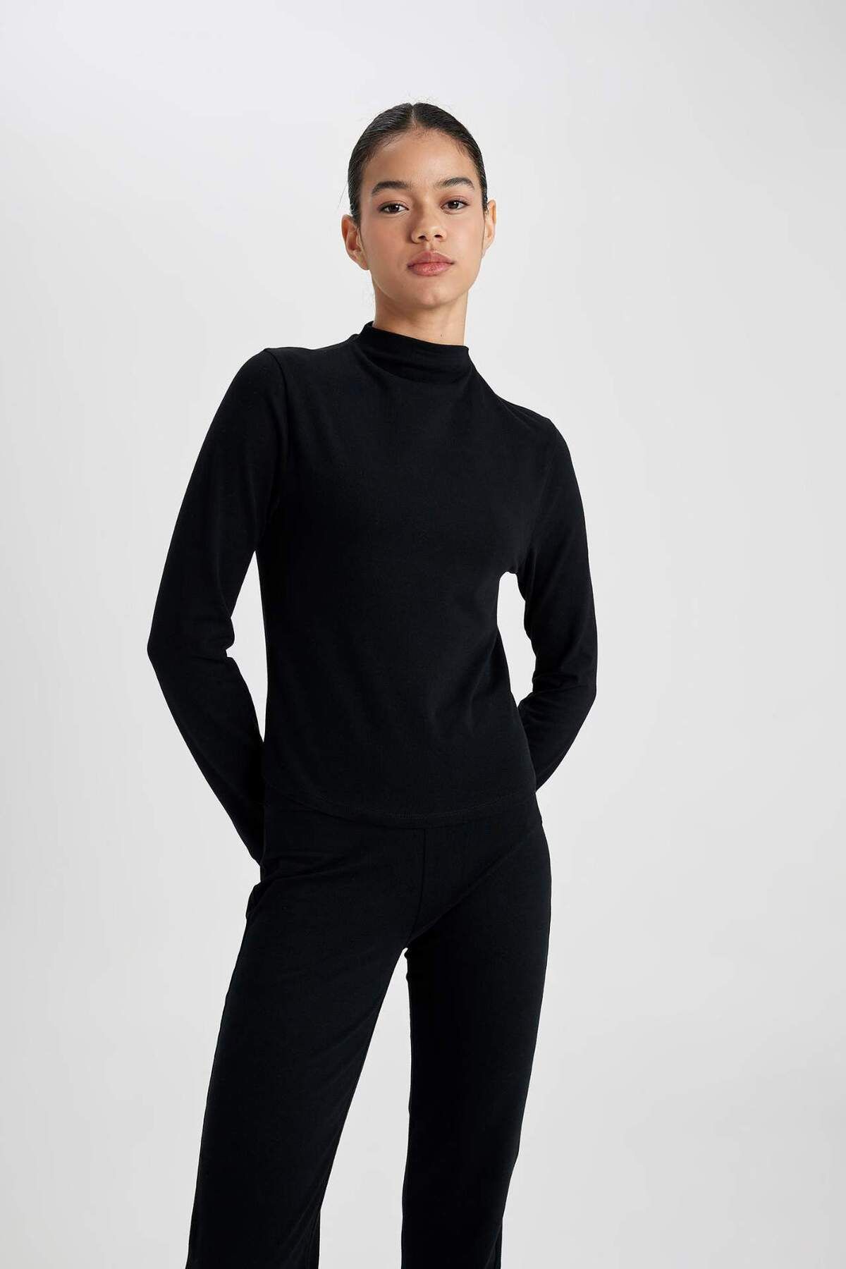 DeFacto-DeFactoFit Slim Fit Obcisły krój, stójka, długi rękaw, koszulka C5274AX24SP 4