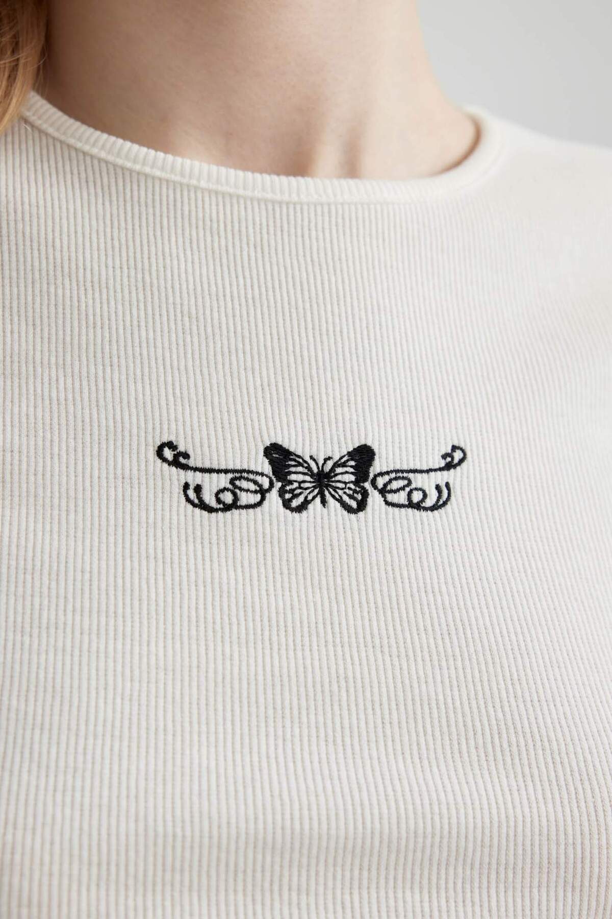DeFacto-Coool Tailliertes, besticktes, geripptes Camisole-Kurzarm-T-Shirt C3192AX24SP 5