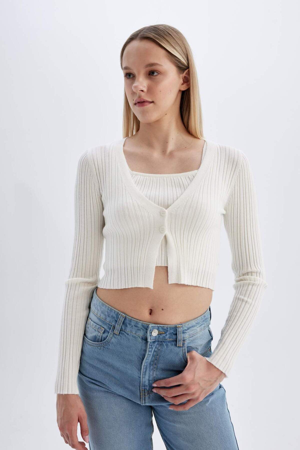 DeFacto-Coool Regular Fit Crop Buttoned V-Neck Knitwear Cardigan A2076Ax24Sp 4