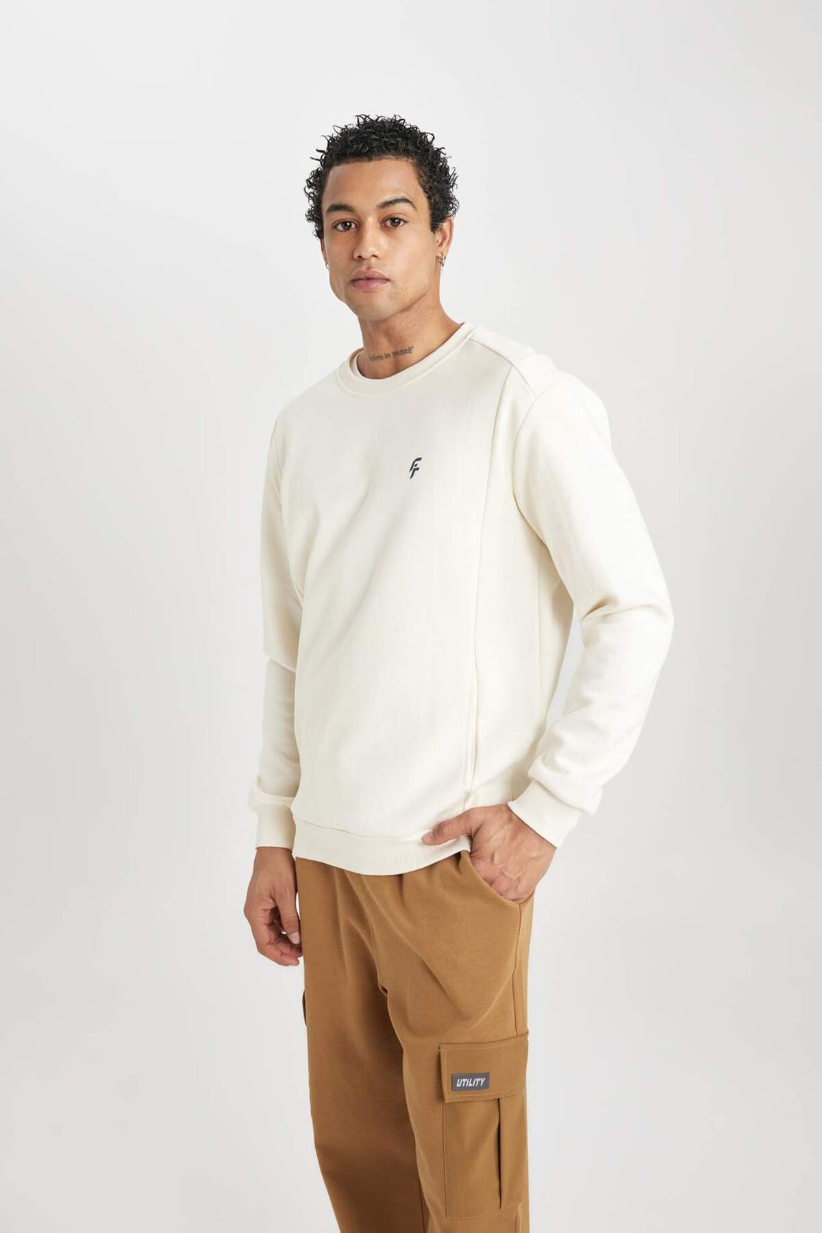 DeFacto-Fit Standard Fit Rundhalsausschnitt bedrucktes Sportler-Sweatshirt mit Taschen B4773ax24sp 3