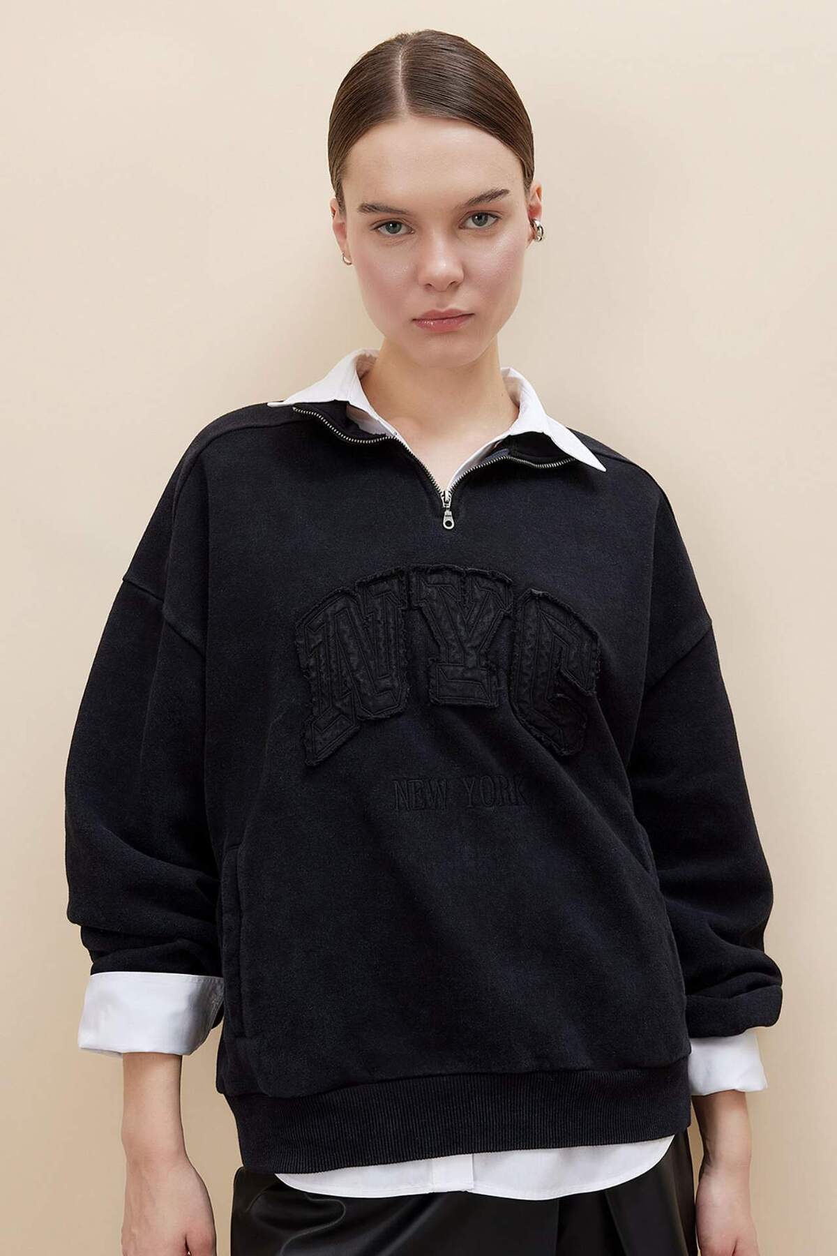 DeFacto-Übergroßes, bedrucktes, dickes Sweatshirt mit halbem Reißverschluss und verblasstem Wascheffekt C2014AX24SP 1