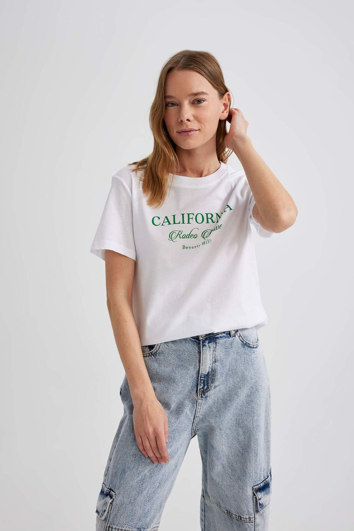 DeFacto-Bedrucktes Kurzarm-T-Shirt mit normaler Passform und Rundhalsausschnitt C2582AX24SM 3