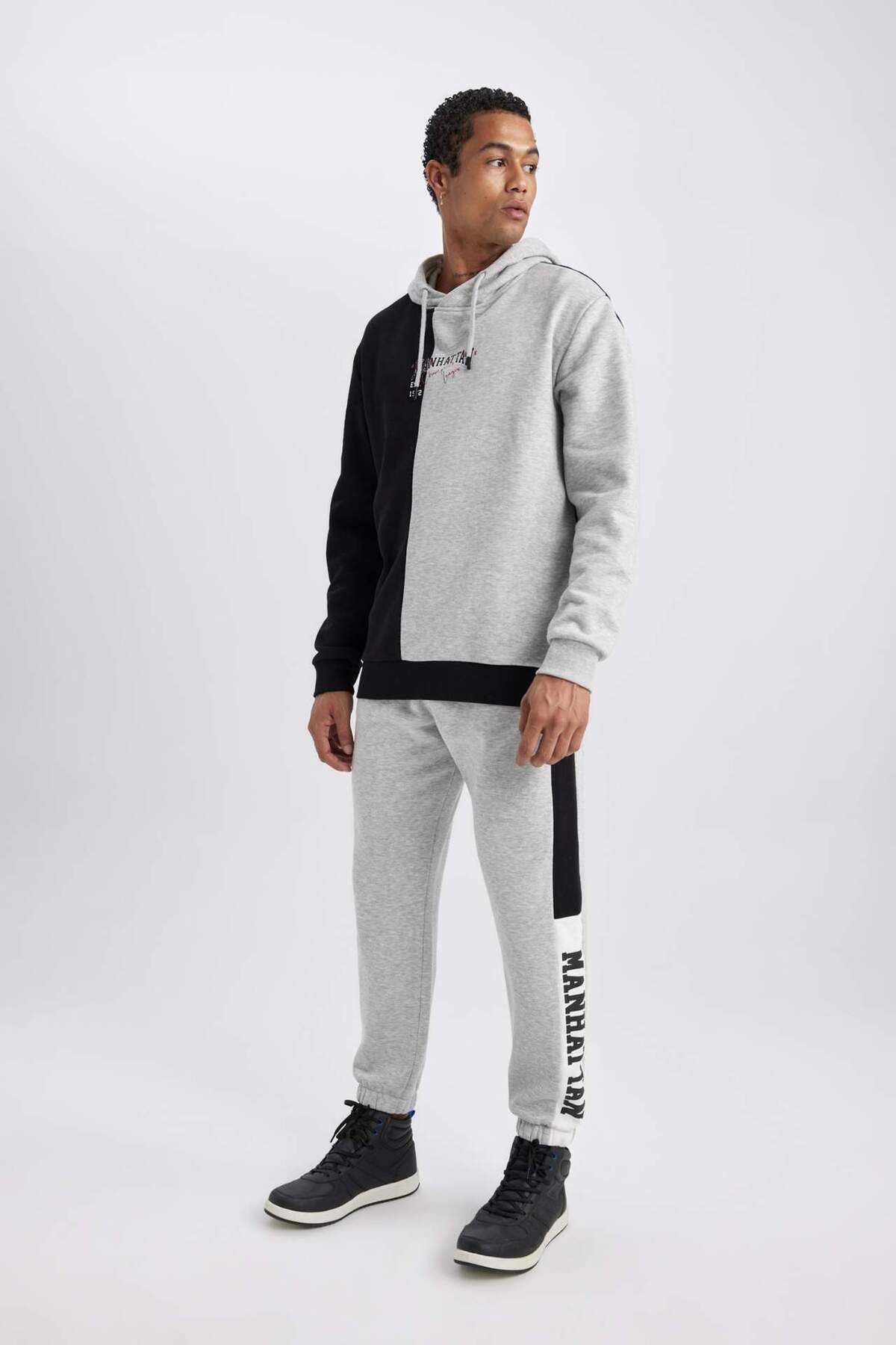 DeFacto-Tepláky DeFactoFit Jogger Standard Fit s dvojitými kapsami s potiskem na elastické nohavice B4488AX24SP 1
