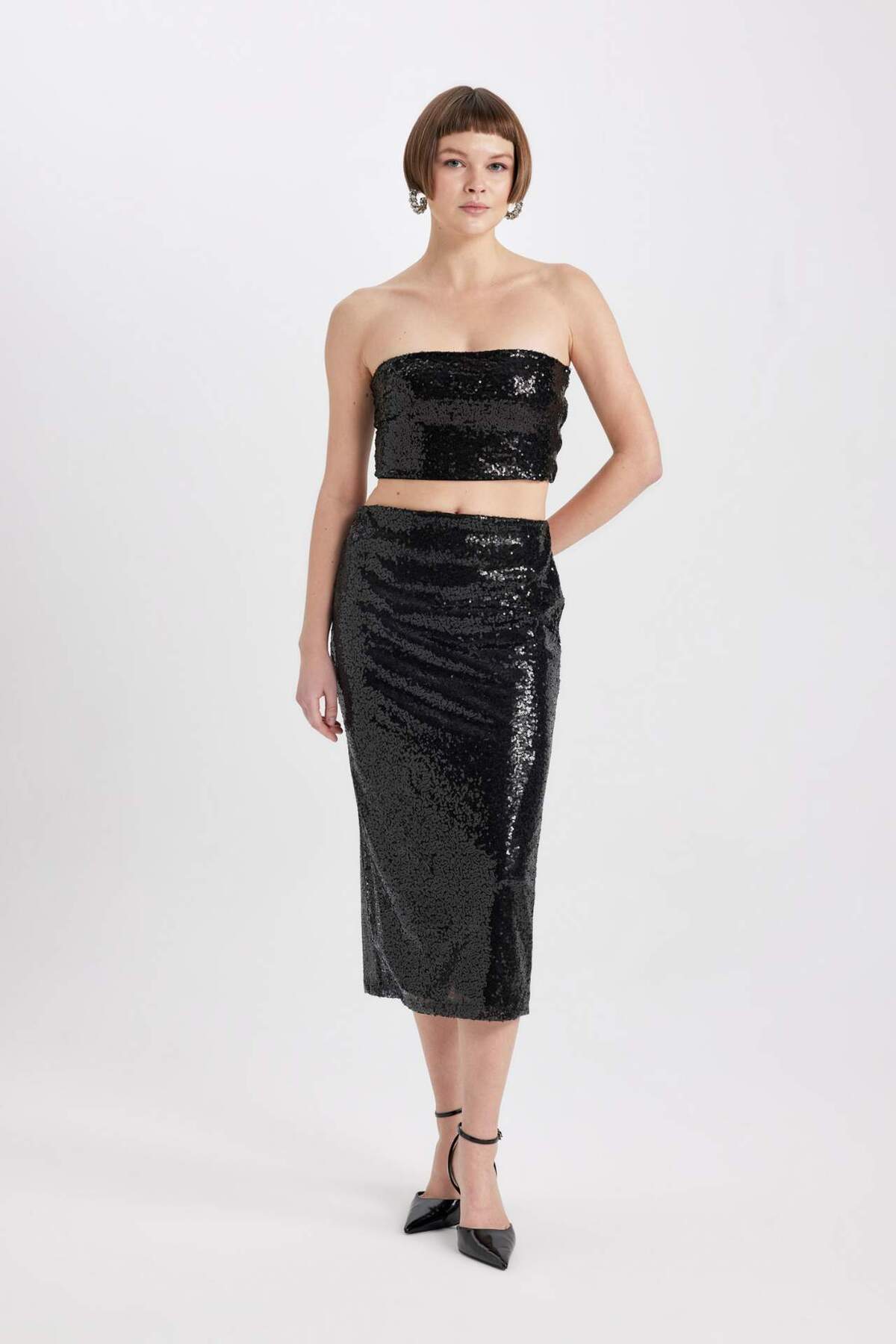 DeFacto-Slim Fit, schmal geschnittene, trägerlose Pailletten-Stoffbluse B7637AX23WN 2