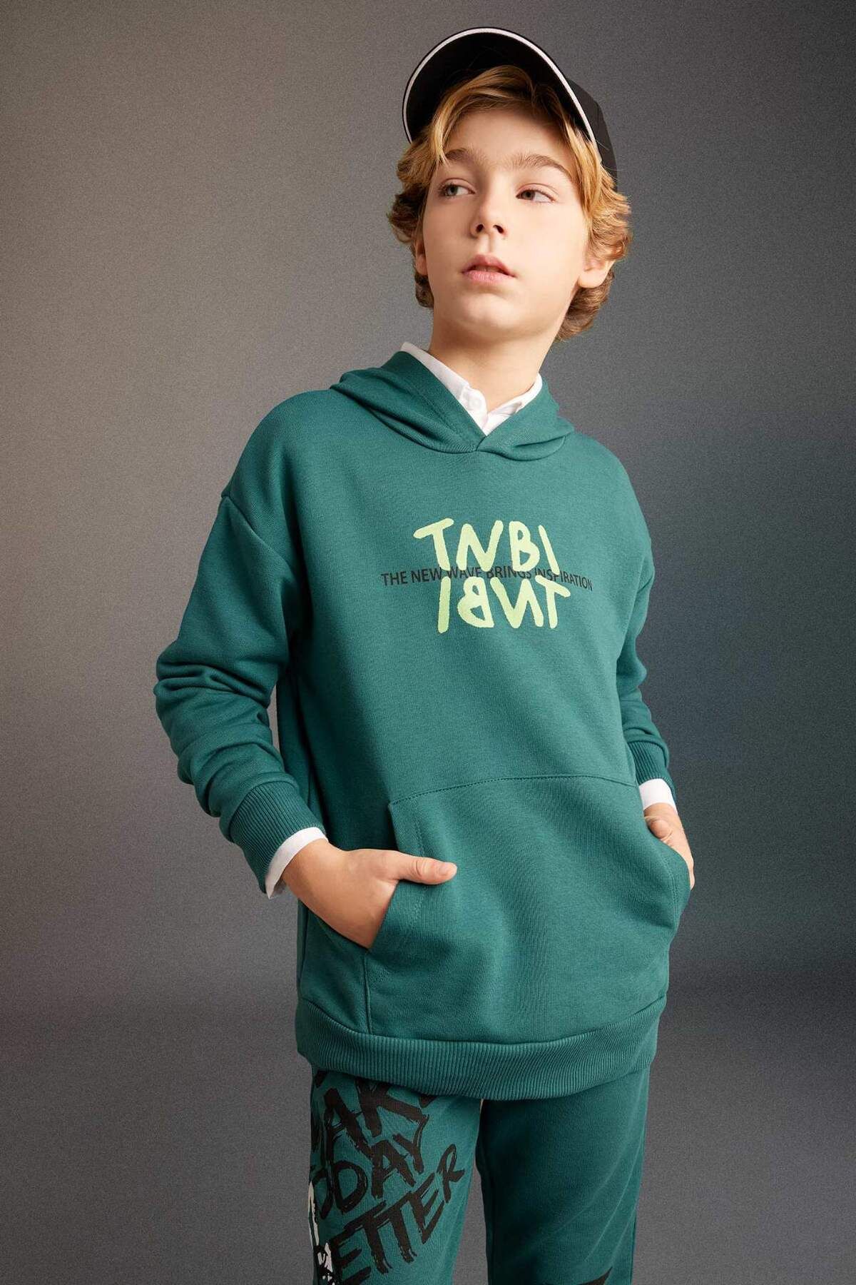 DeFacto-Chlapecká mikina s kapucí oversize Wide Fit s potiskem na zádech C0354A823CW 3
