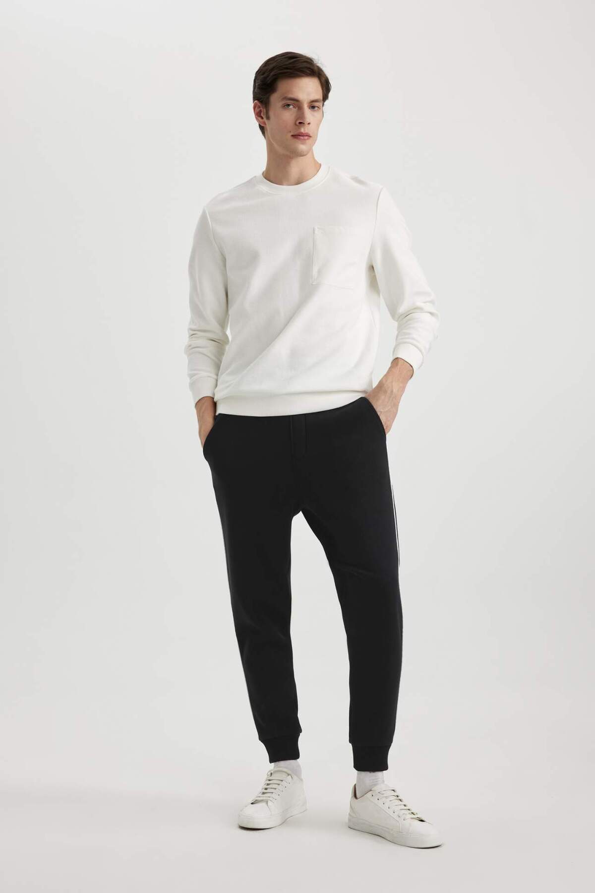 DeFacto-Regular Fit Waist Lace-Up Elastic Leg Pocket Basic Plain Thick Jogger Sweatpants A6470Ax23Au 1