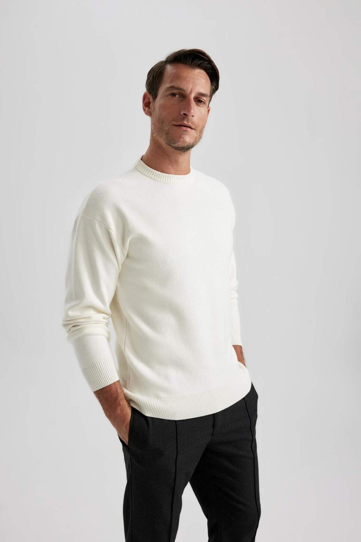 DeFacto-Μαύρο πουλόβερ με λαιμόκοψη Relax Fit Basic Plain Knitwear A8449AX23WN 5