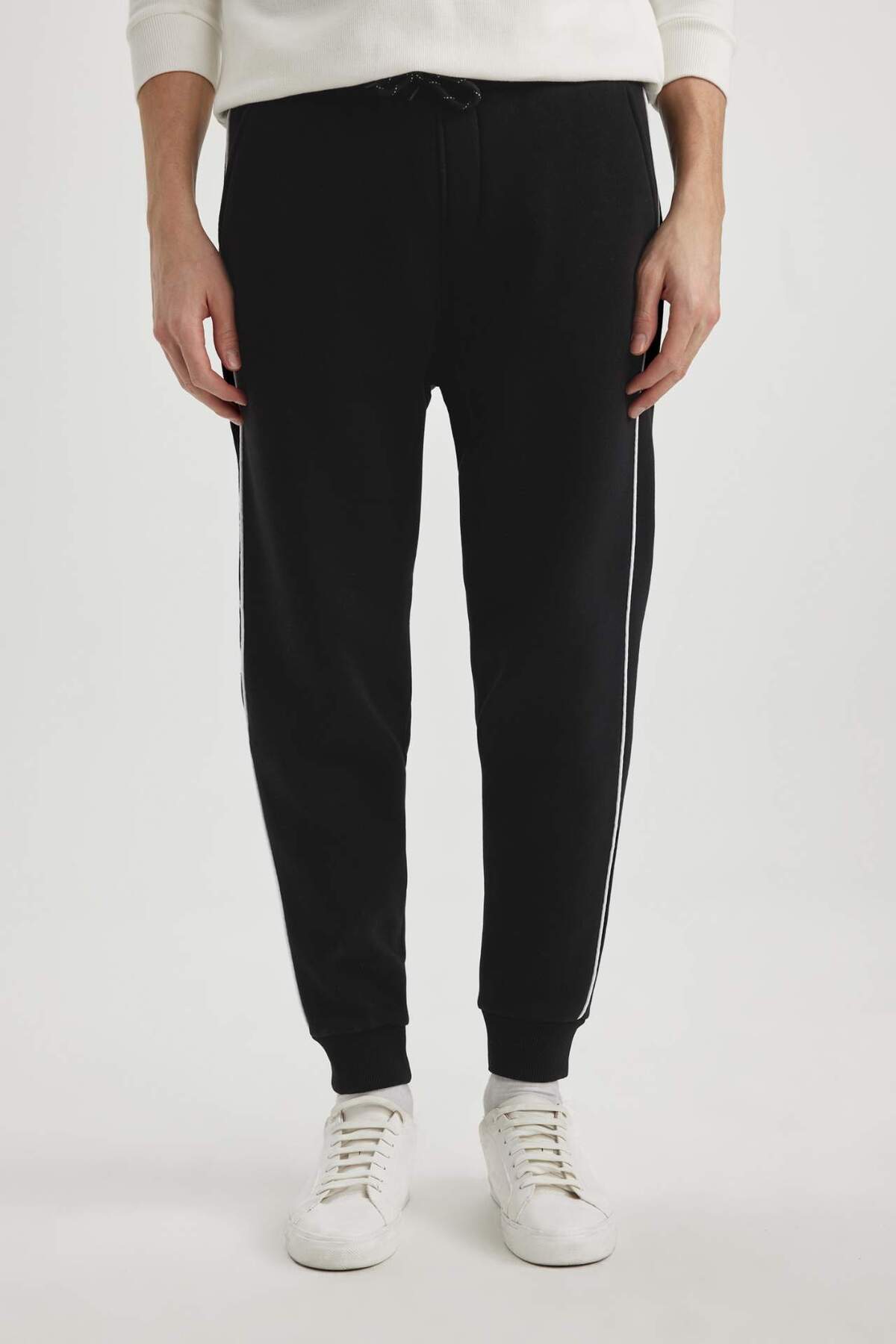DeFacto-Regular Fit Waist Lace-Up Elastic Leg Pocket Basic Plain Thick Jogger Sweatpants A6470Ax23Au 4