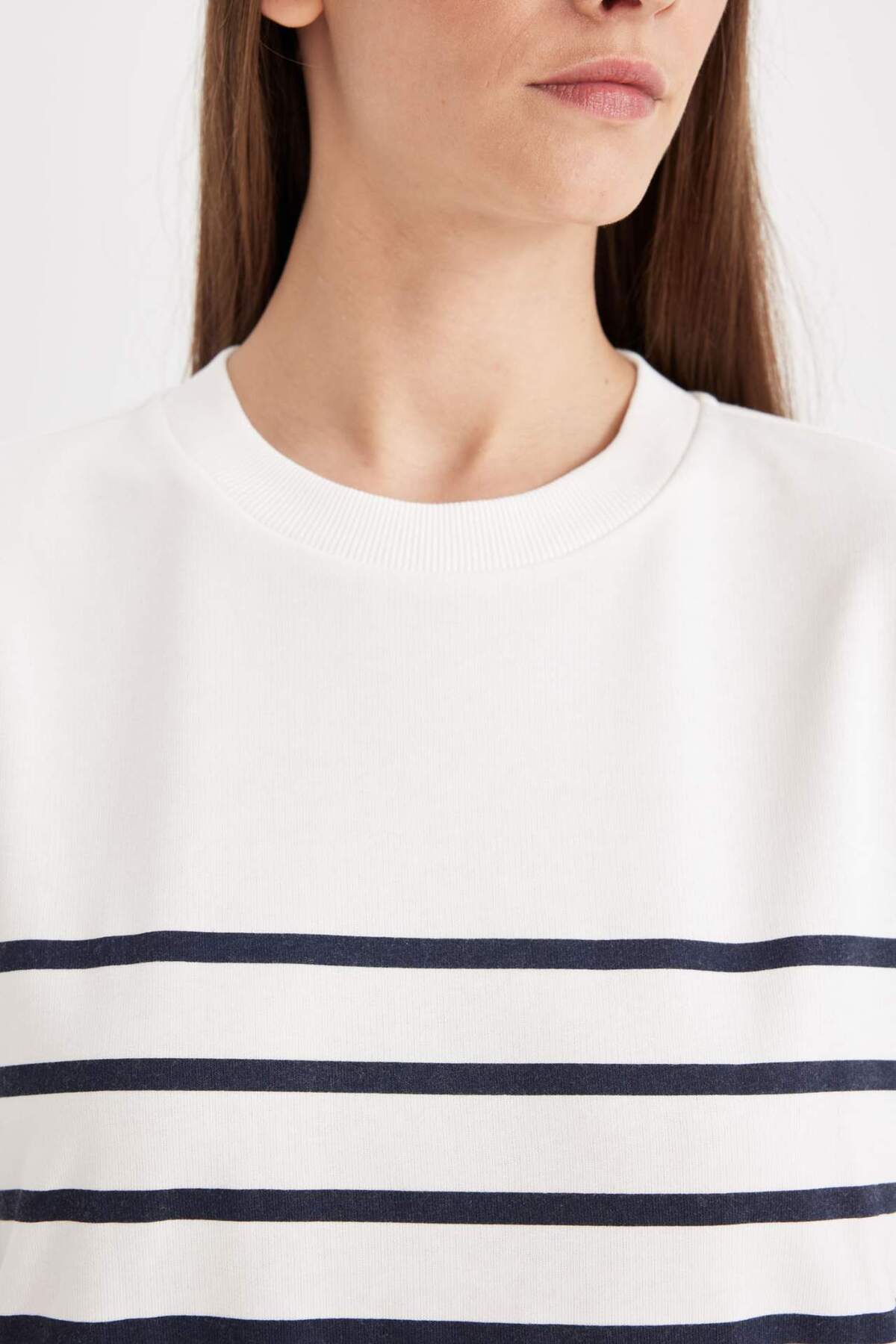 DeFacto-Relax Fit Crew Neck pruhovaná tenká mikina A9255AX23WN 5