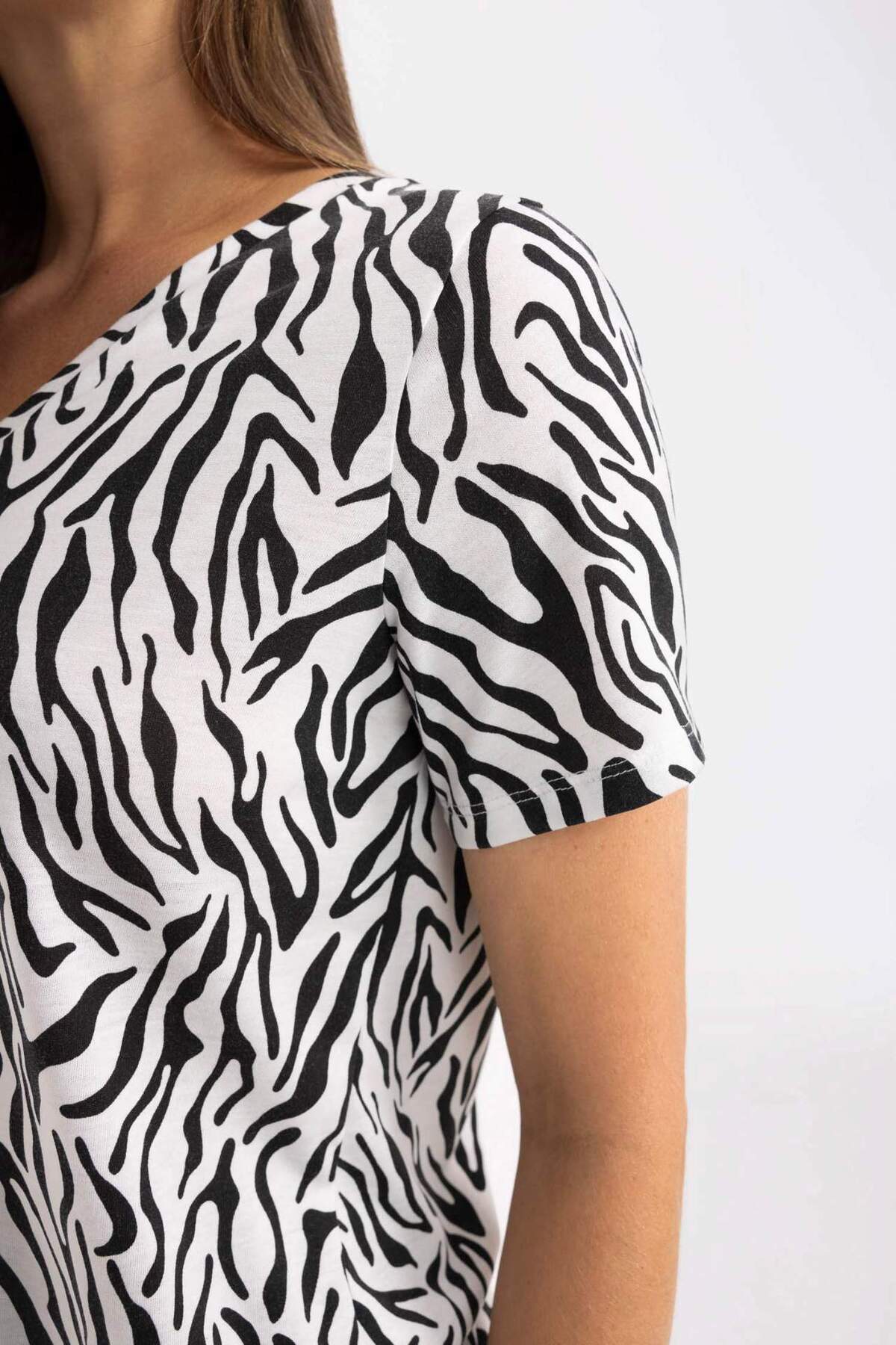 DeFacto-Tričko Regular Fit s výstřihem do V se vzorem Zebra s krátkým rukávem Z6456AZ23SP 4