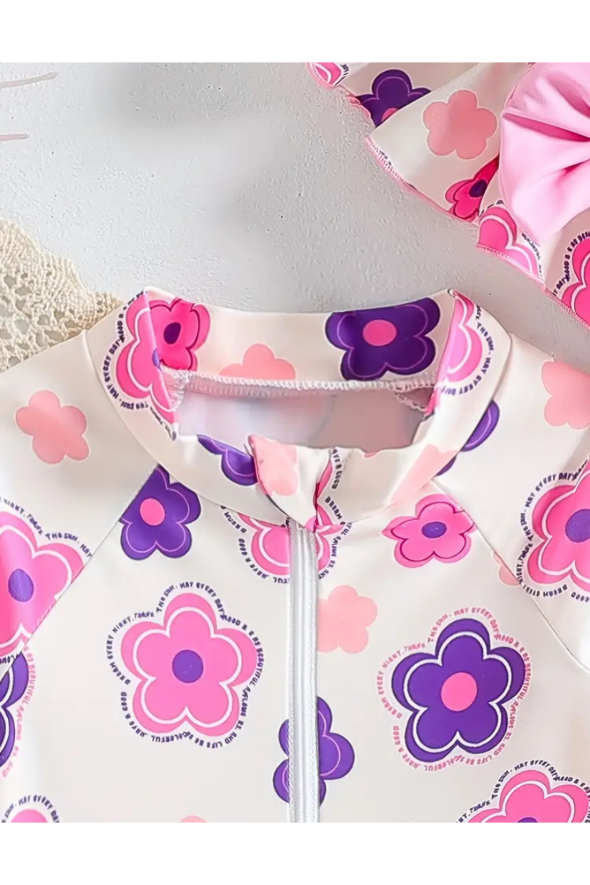 MODA Kız Çocuk Pembe Mor Çiçek Desenli Uzun Kollu Fırfırlı Mayo ve Şapka Takımı fotoğrafı 4 (önizleme)