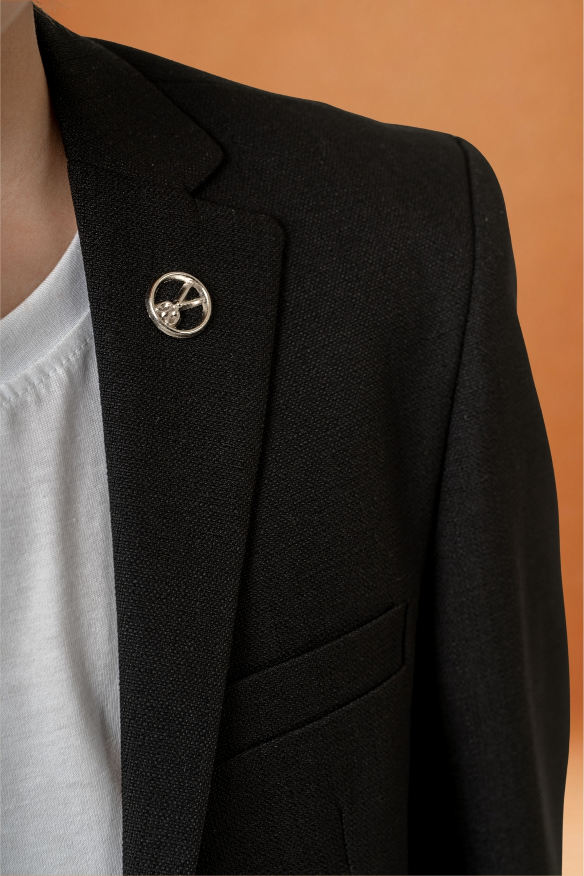 Atlas Kids Keten Jogger Erkek Çocuk Takım Elbise – Ceketli Pantolonlu Tişörtlü Yaka Broşlu 4’lü Set fotoğrafı 5 (önizleme)