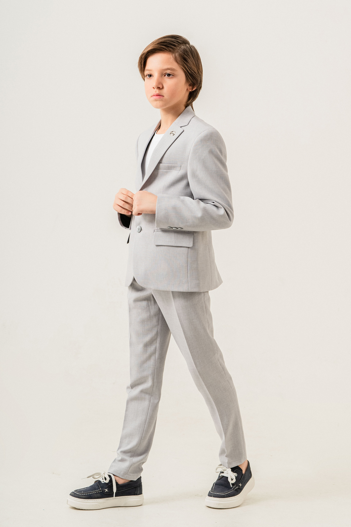 Atlas Kids Keten Jogger Erkek Çocuk Takım Elbise – Ceketli Pantolonlu Tişörtlü Yaka Broşlu 4’lü Set fotoğrafı 7 (önizleme)