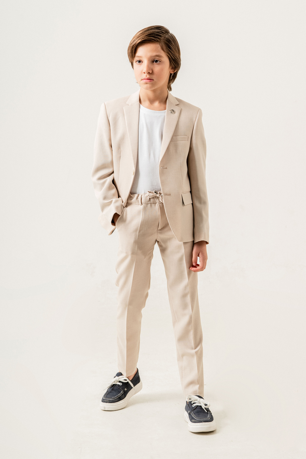 Atlas Kids Keten Jogger Erkek Çocuk Takım Elbise – Ceketli Pantolonlu Tişörtlü Yaka Broşlu 4’lü Set fotoğrafı 7 (önizleme)