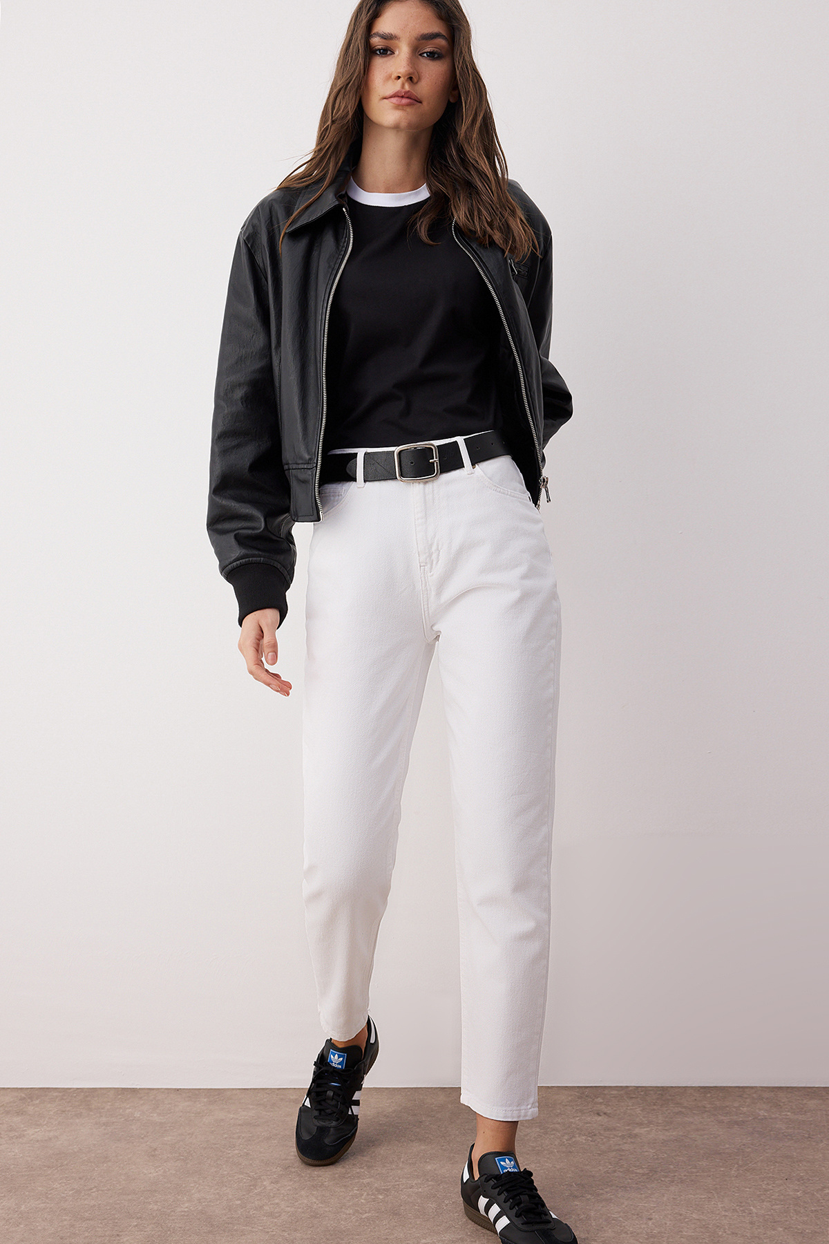 Trendyol Collection Magas derekú fehér Mom Jeans - TWOAW24JE00076