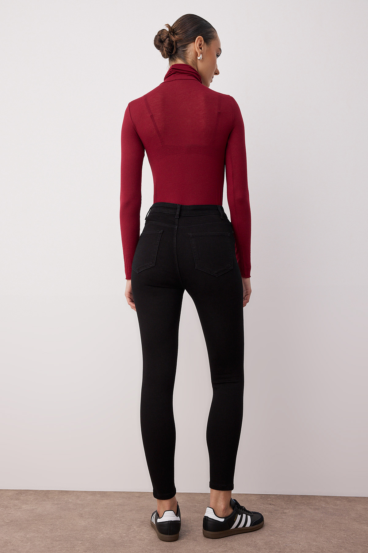 Trendyol Collection Fekete testhez simuló, rugalmas, magas derekú, rugalmas skinny farmernadrág TWOSS25JE00051