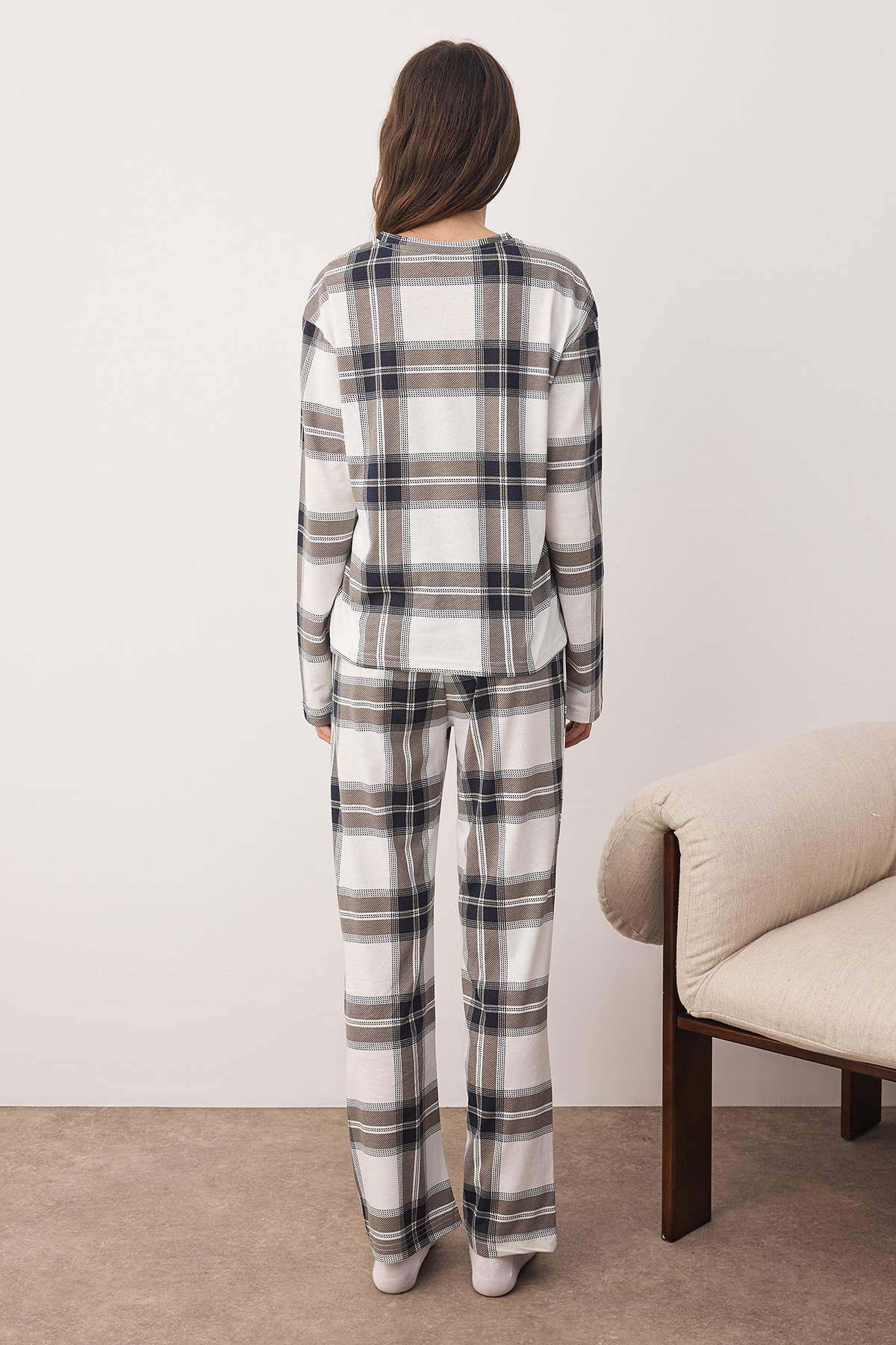 Trendyol Collection Schwarz-weiß kariertes Strick-Pyjama-Set THMAW26PT00046