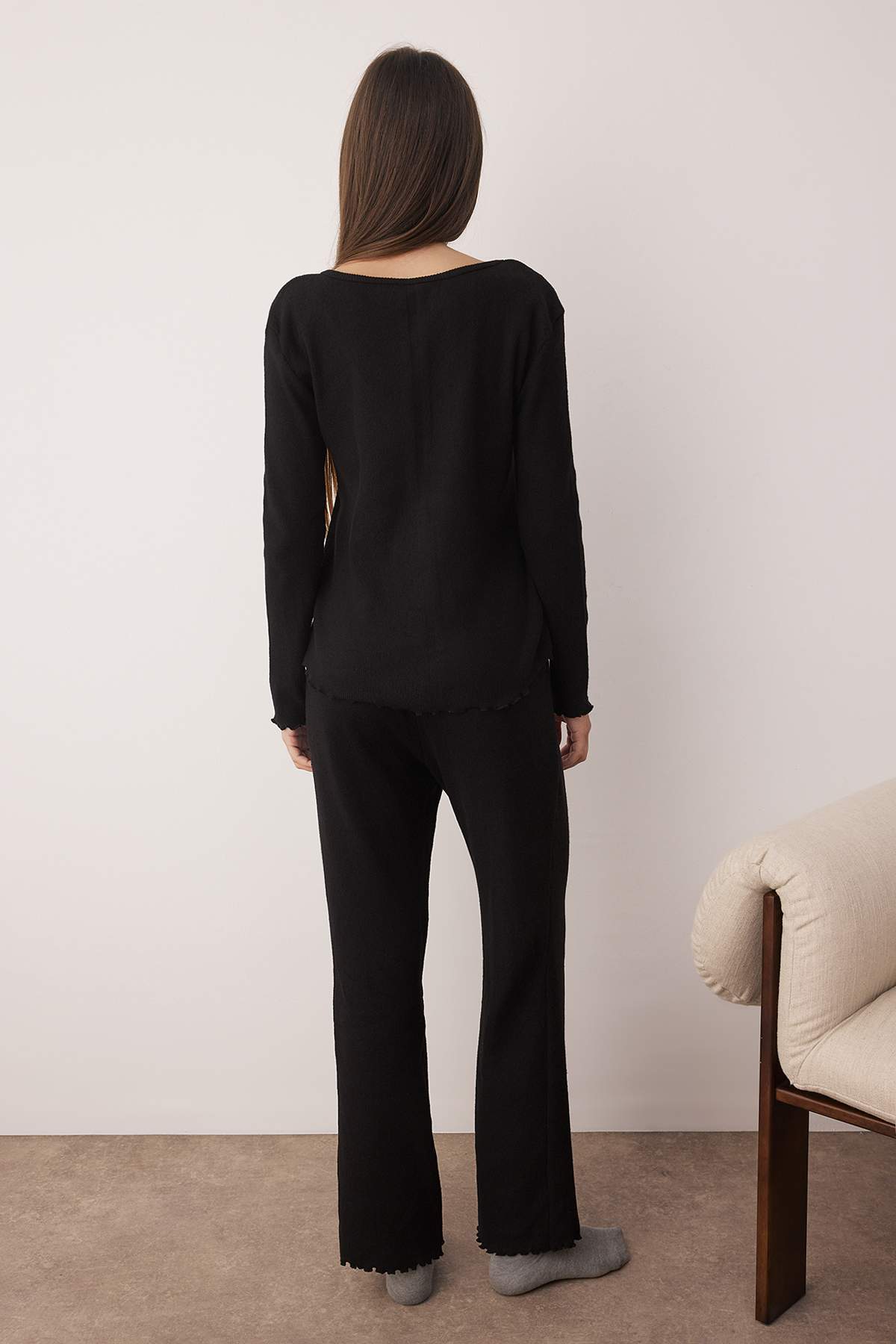 Trendyolmilla  Siyah V Yaka Baby Overloklu Yumuşak Tuşe Fırçalı Kışlık Fitilli Örme Pijama Takımı THMAW26PT00011 - Görsel 6