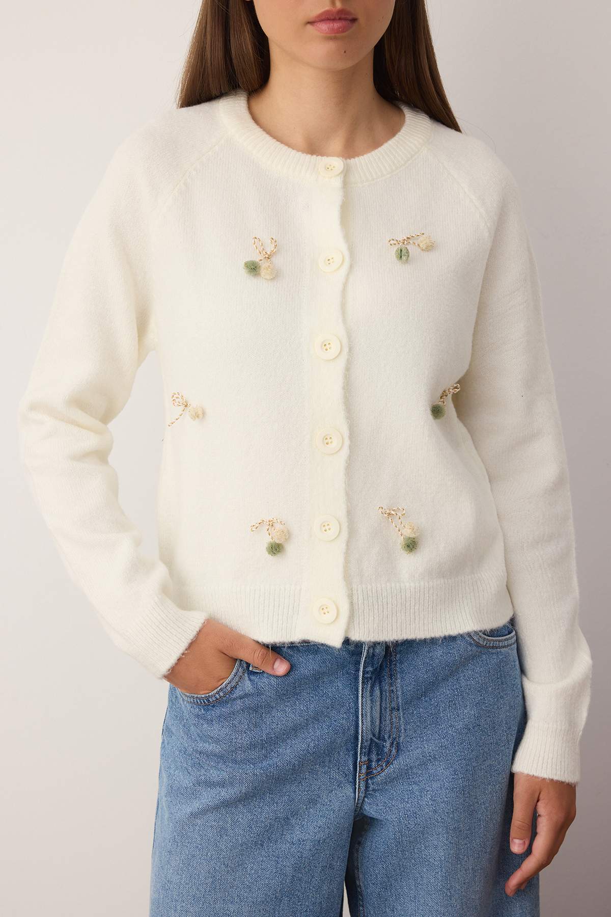 Trendyolmilla  Ekru Bisiklet Yaka Kiraz Aksesuar Detaylı Triko Hırka TWOAW26HI00141 - Görsel 3