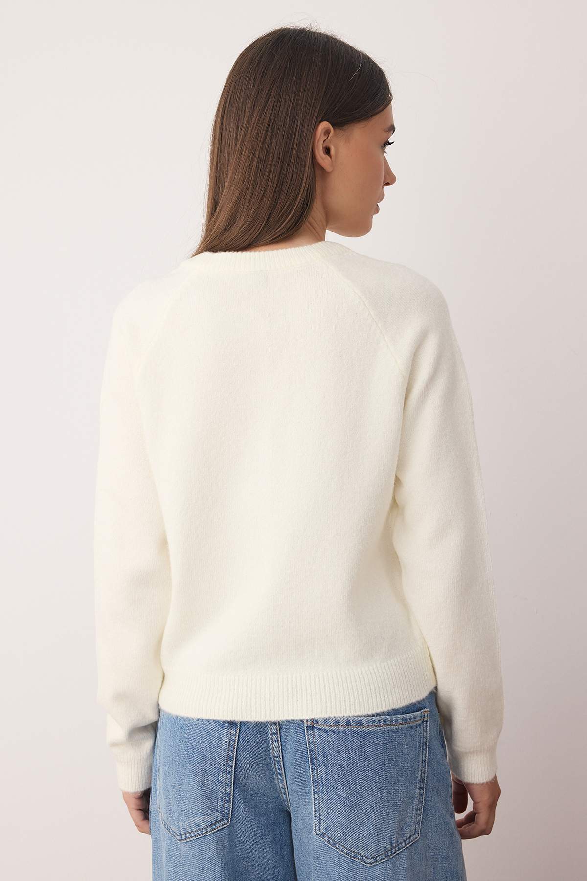 Trendyolmilla  Ekru Bisiklet Yaka Kiraz Aksesuar Detaylı Triko Hırka TWOAW26HI00141 - Görsel 4