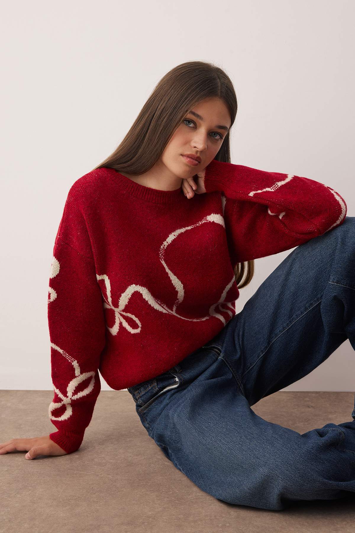 Trendyol Collection Roter Pullover mit weichem Strickmuster und Glitzermuster im Neujahrsstil TWOAW26KZ00175