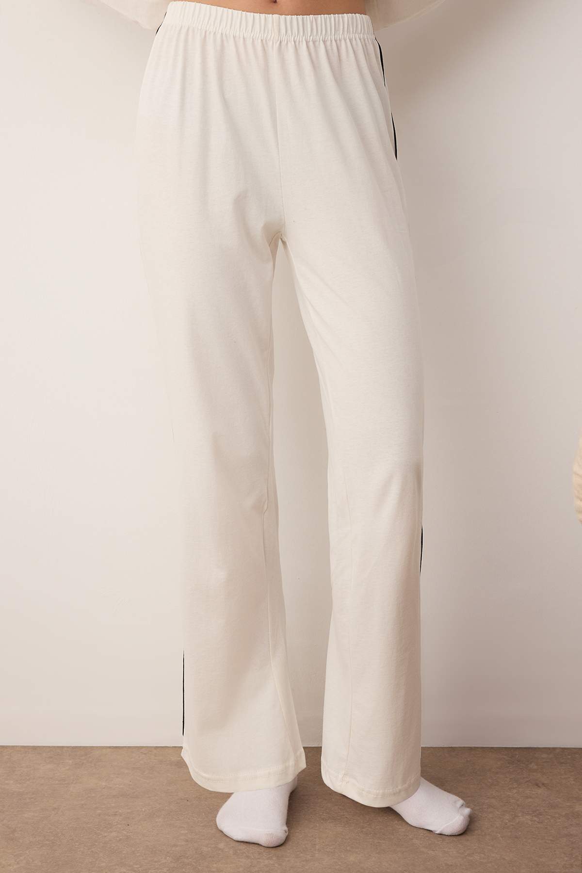 Trendyolmilla  Ekru %100 Pamuklu Fiyonklu/Bağlamalı Örme Pijama Takımı THMAW26PT00009 - Görsel 3