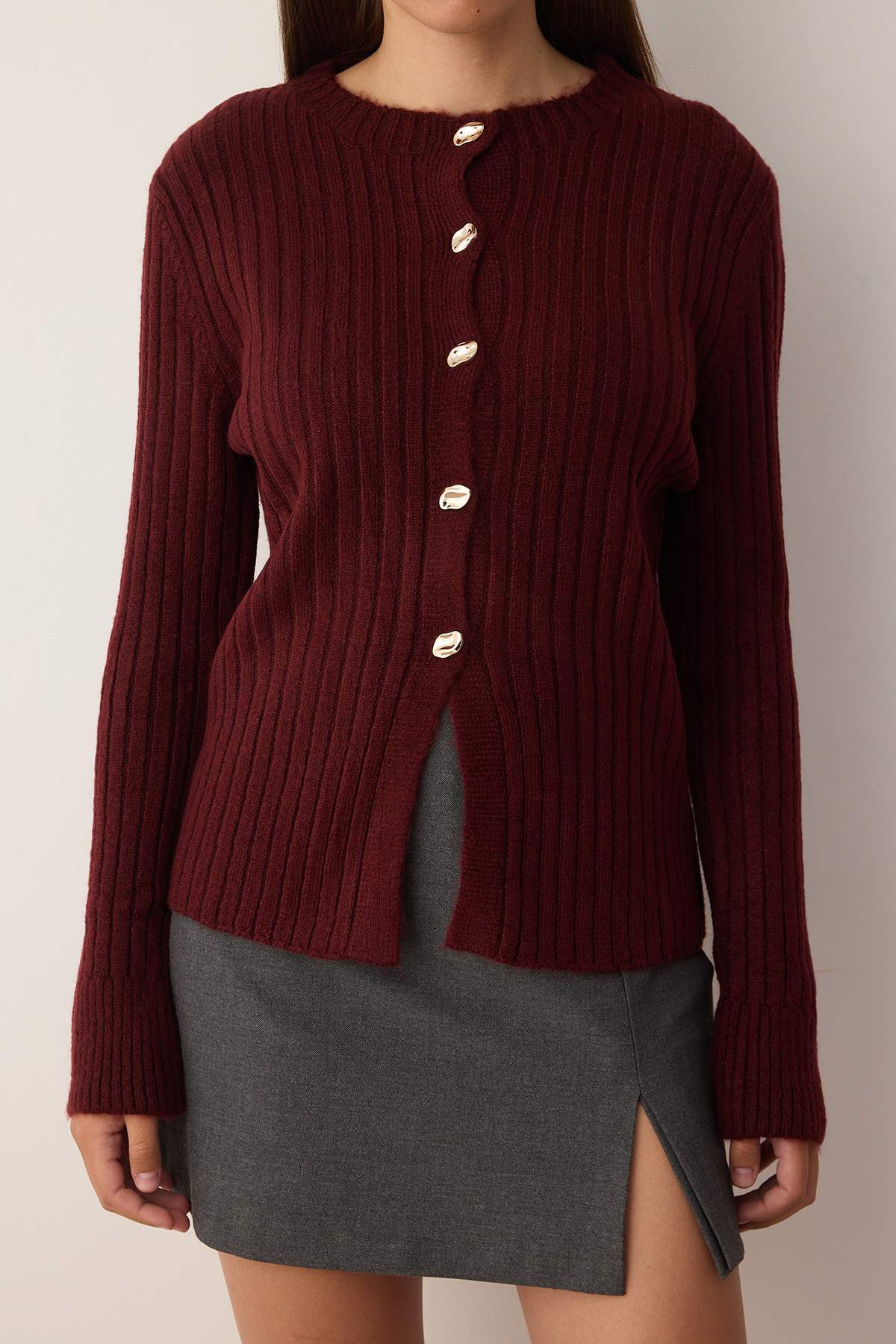 Trendyol Collection Bordó gomb részletesen megjelenő puha textúrájú hasított részletes kötöttáru kardigán TWOAW26HI00096