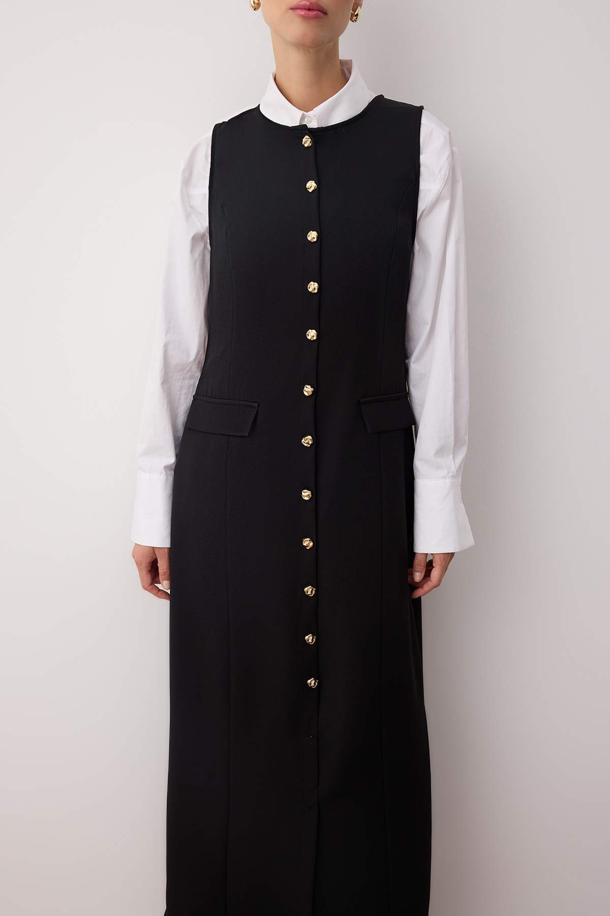 Trendyol Modest Czarna sukienka z tkaniny żakardowej z detalami w postaci złotych guzików TCTAW26EB00019