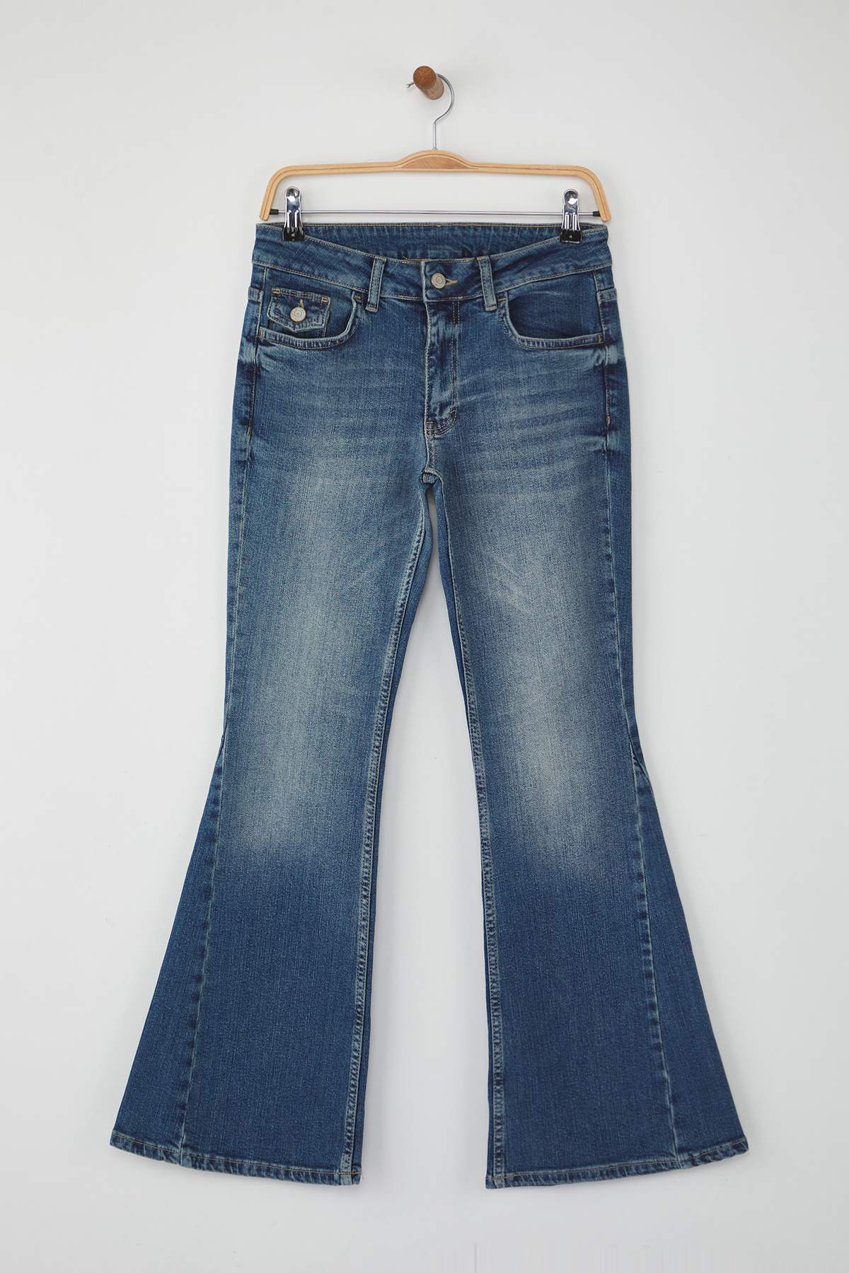 Trendyolmilla  Mavi Dikiş Detaylı Düşük Bel Comfort/Esnek Flare Jeans TWOAW26JE00043 - Görsel 5