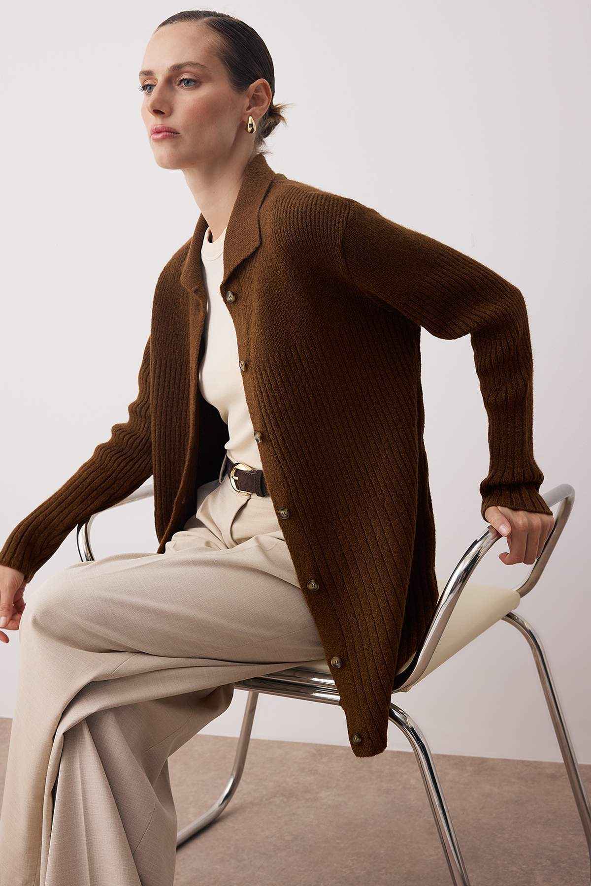 Trendyol Modest Jasnobrązowy sweter z guzikami TCTAW26TH00004