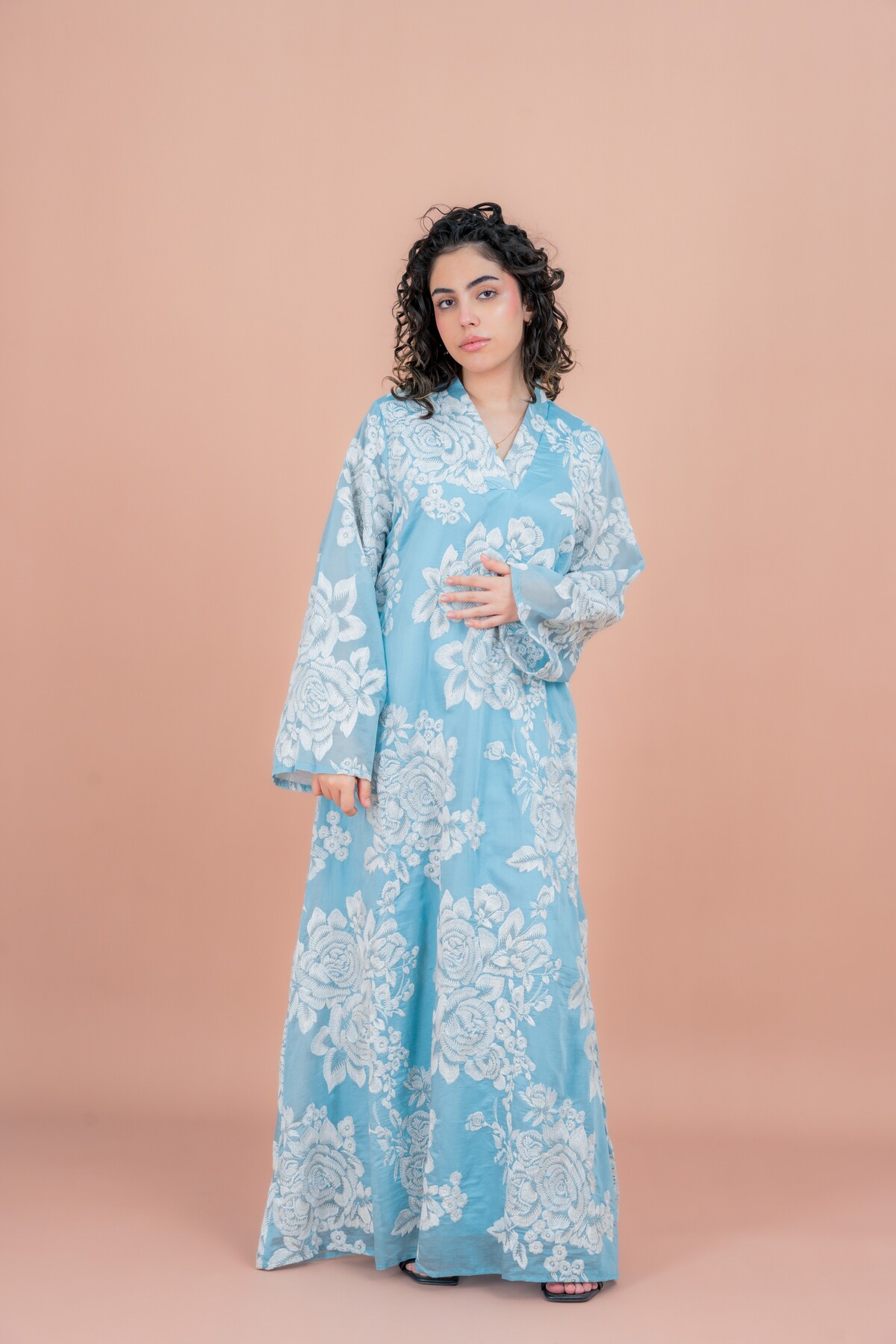 جلابية مطرزة بالورود