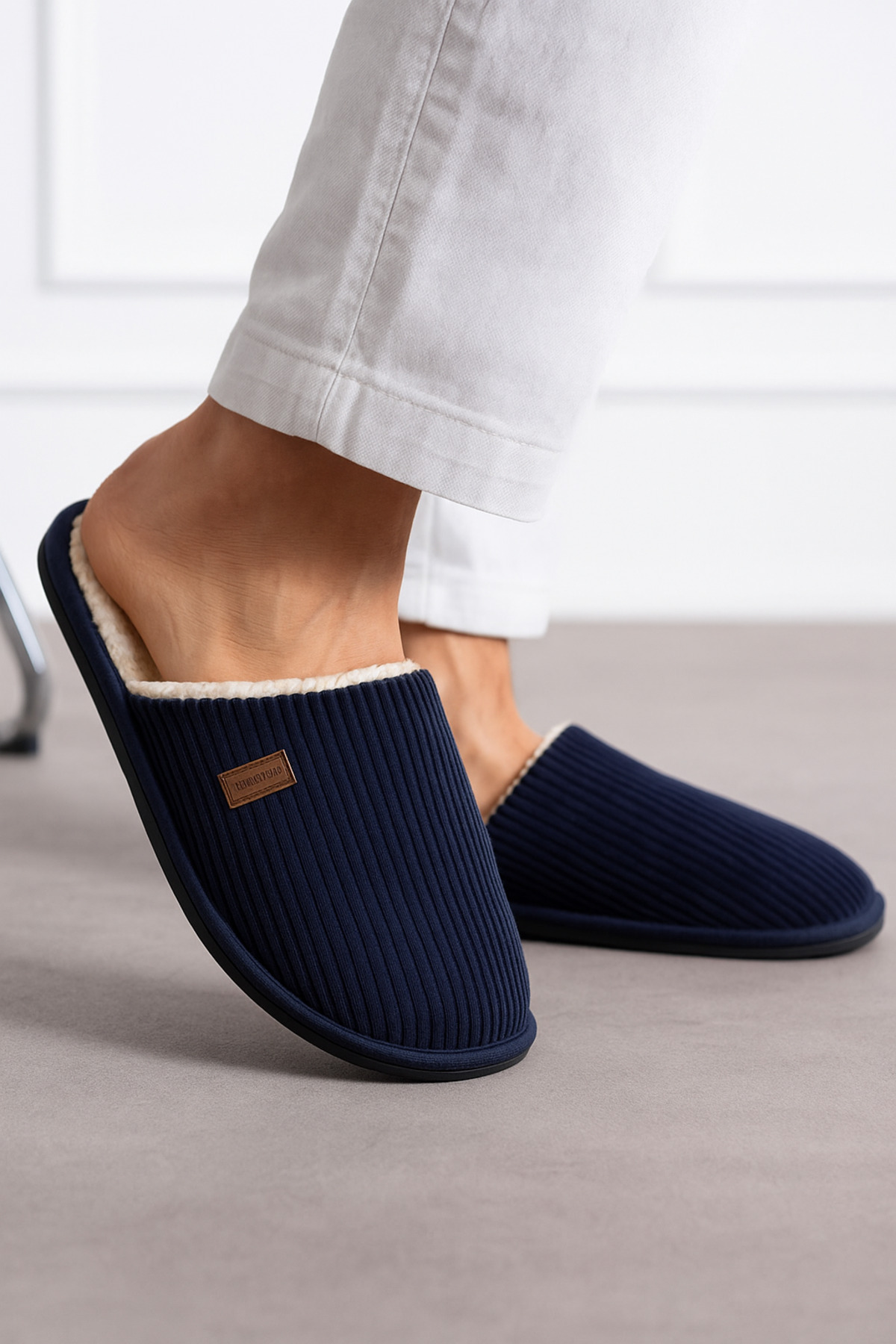 فلافی دمپایی مردانه کاسه‌ای، نرم و بی‌صدا، گرم، مناسب فصل، داخل نرم، جنس مخمل کبریتی