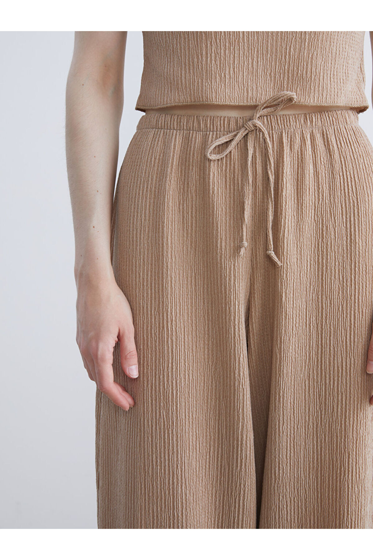 LC Waikiki-Create Your Style from Uzg Store |   Textured Women's Trousers with Elastic Waist 4