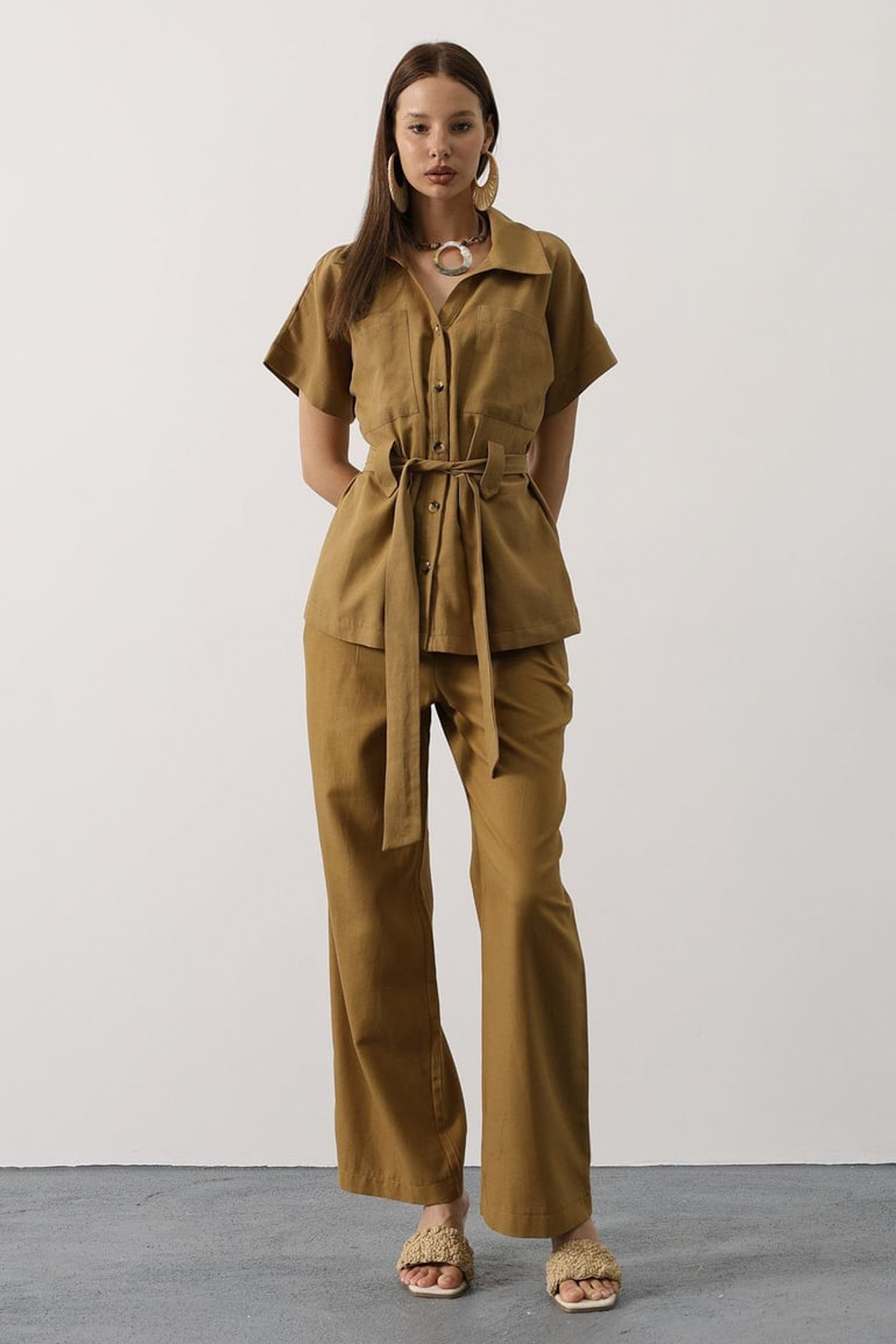 Trendyolmilla  Yağ Yeşil Kuşaklı Gömlek ve Geniş Paça Pantolon Dokuma Alt - Üst Takım TWOAW26AU00103 - Görsel 2